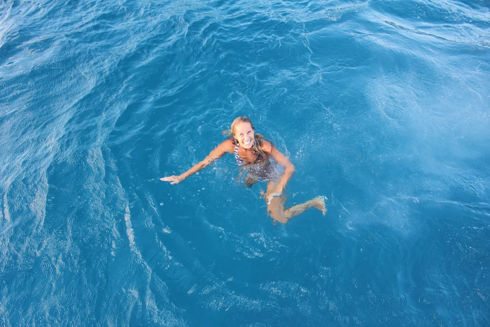 Bading i nydeligste, klare vannet