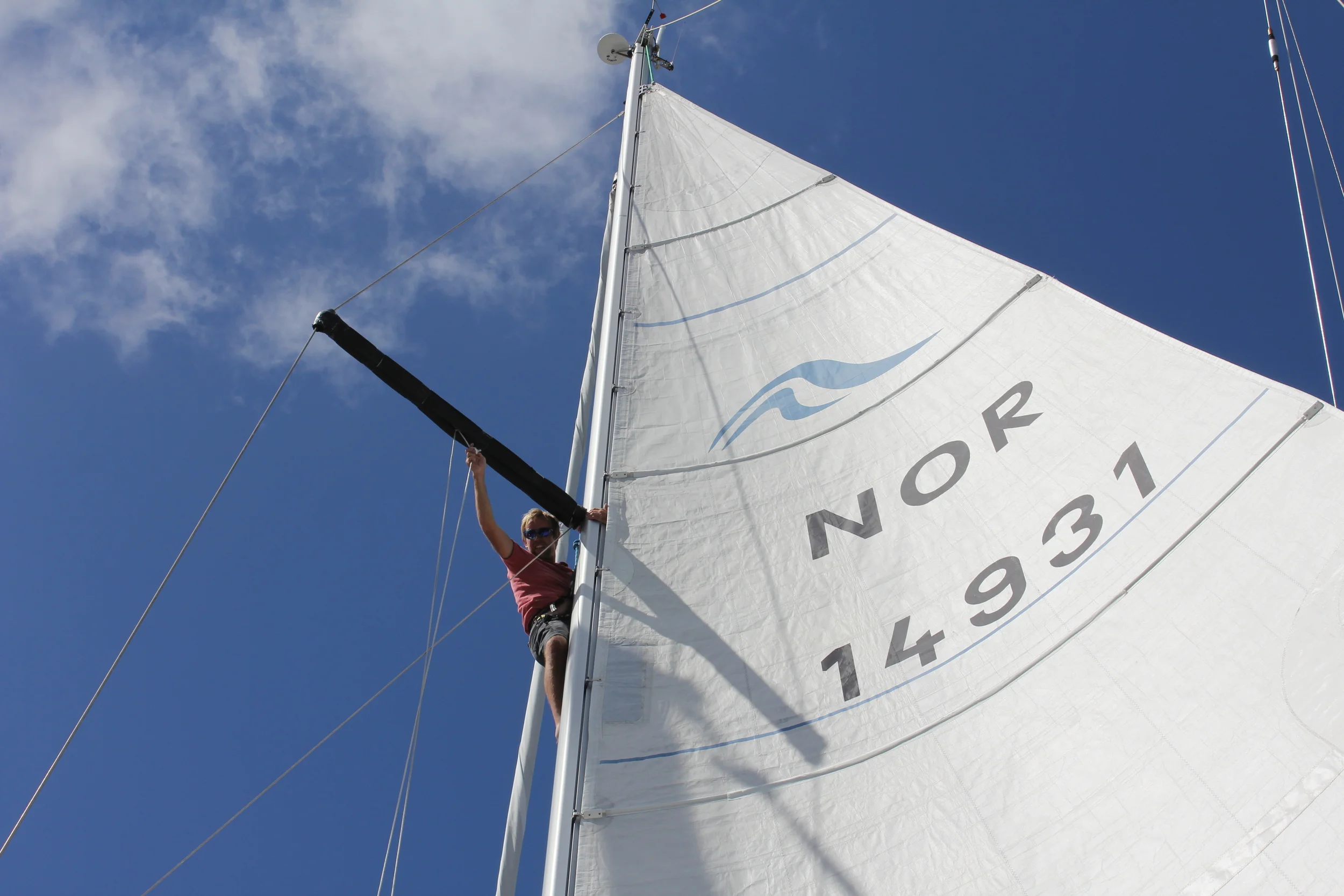 Knut i masten og fester nye liner til lazybagen