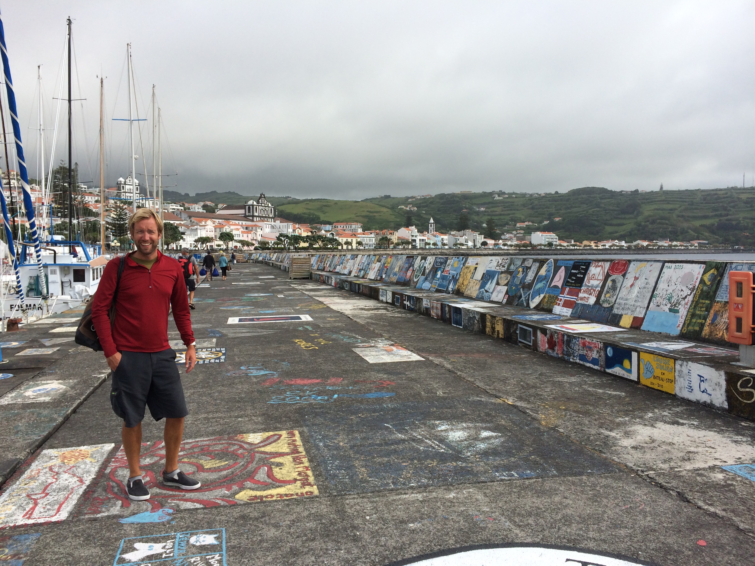 Marinaen i Horta full av malingsklatter etterlatt av ulike båter gjennom årenes løp