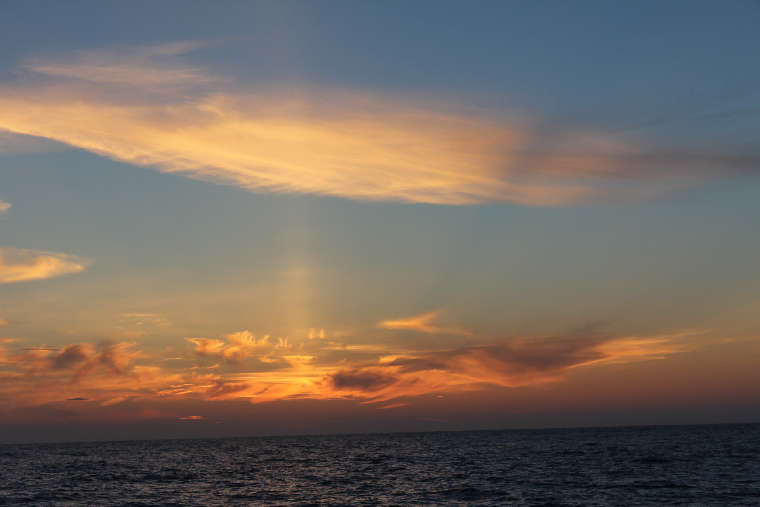 Så var vi på havet igjen. Solen går ned...