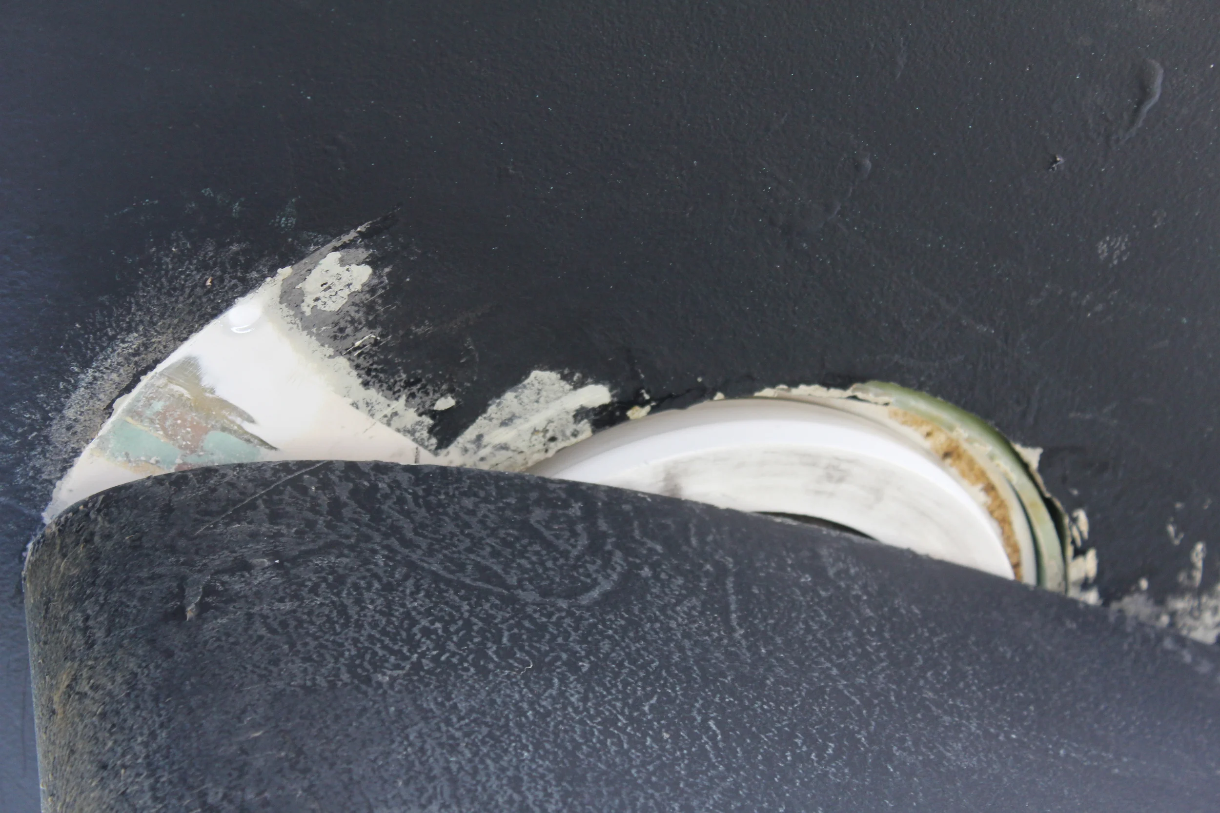 Lageret som fester ror i skroget er løsnet