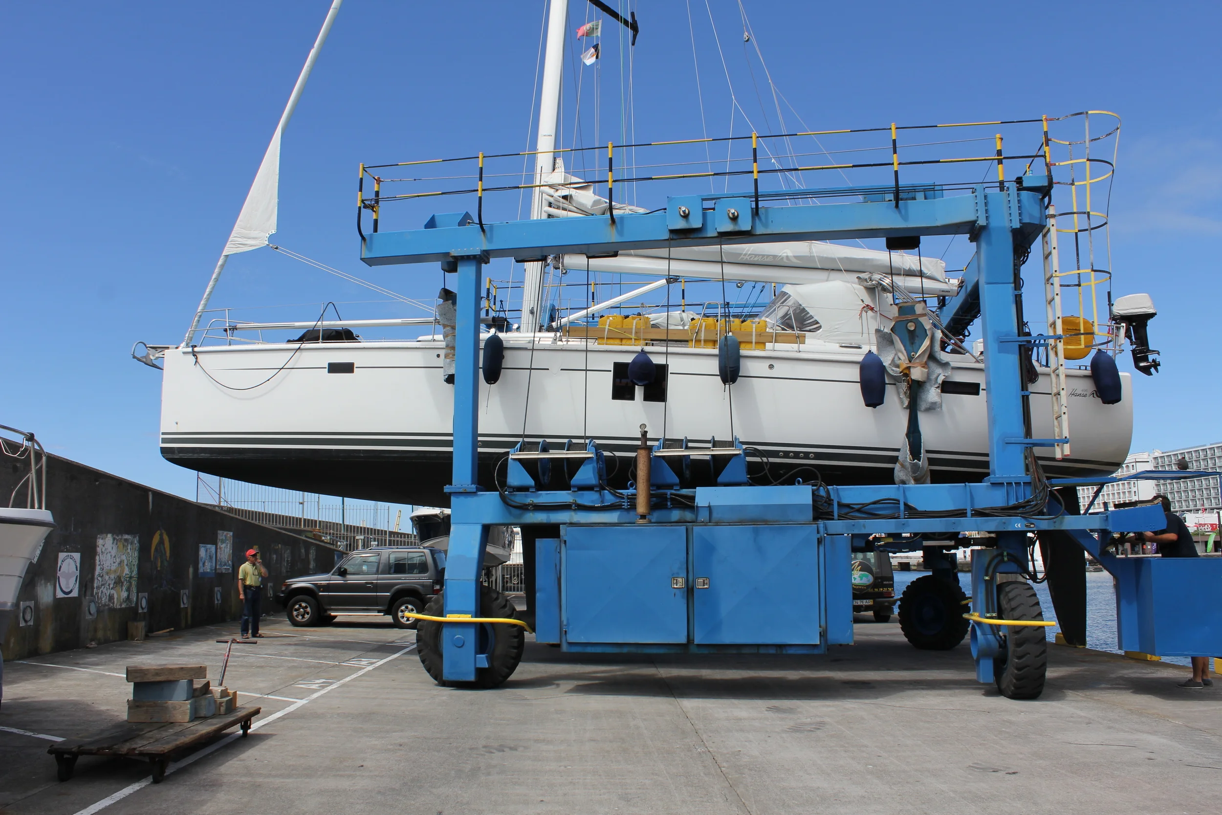 Belle kjøres ut på kaikanten for å få av roret