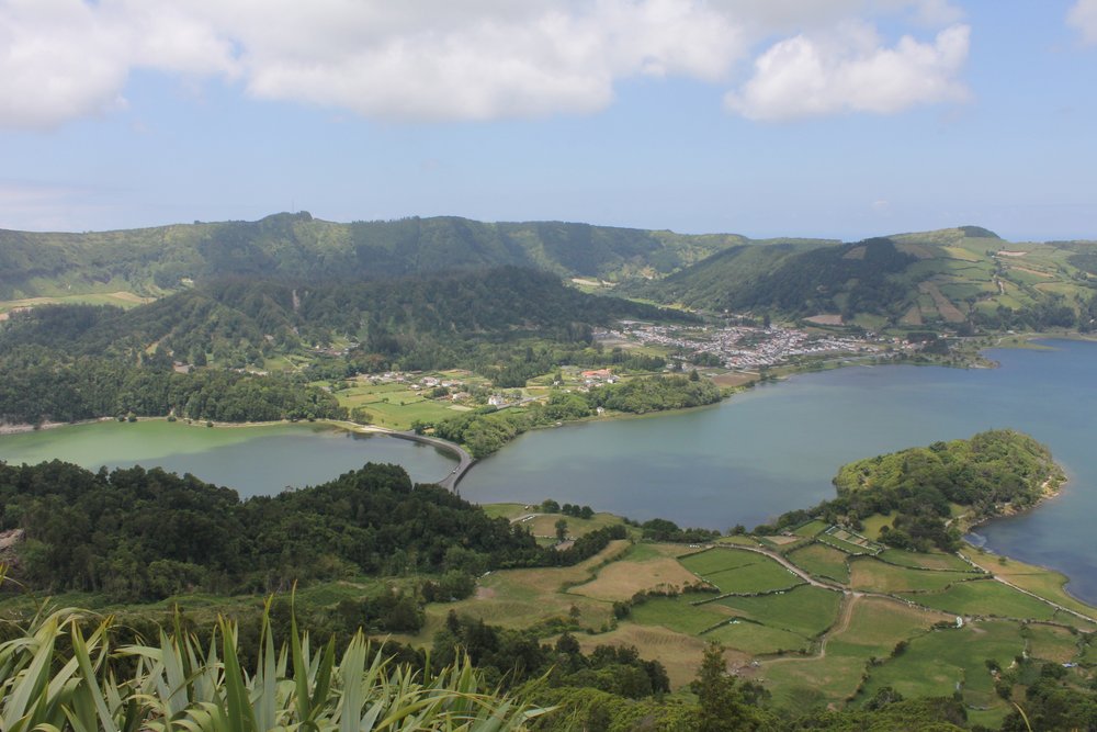 Lagoa Azul og Lagoa Verde nedi svært vulkankrater