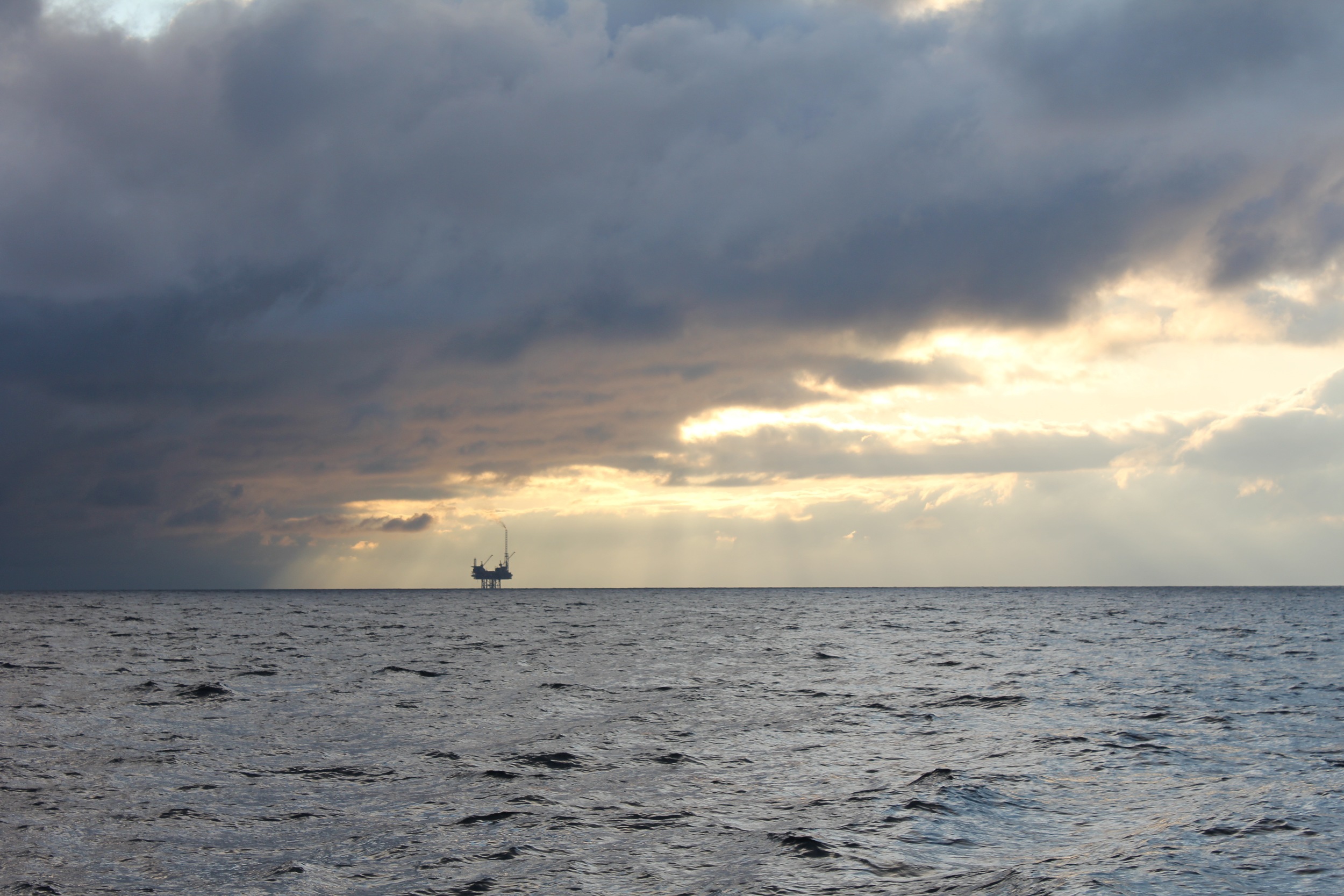 Nordsjøen = sikksakk mellom oljeplattformer