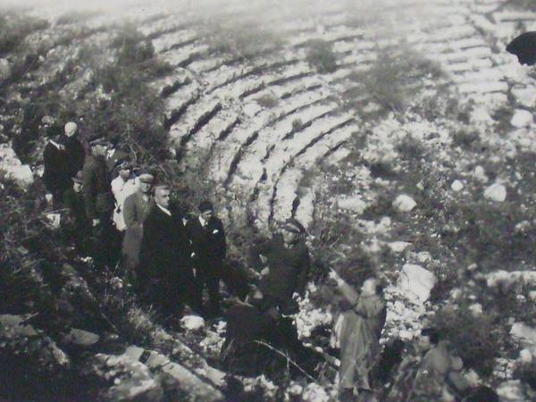 Atatürk Antlaya'da Aspendos Antik Tiyatrosu'nu incelerken. 9 Mart 1930