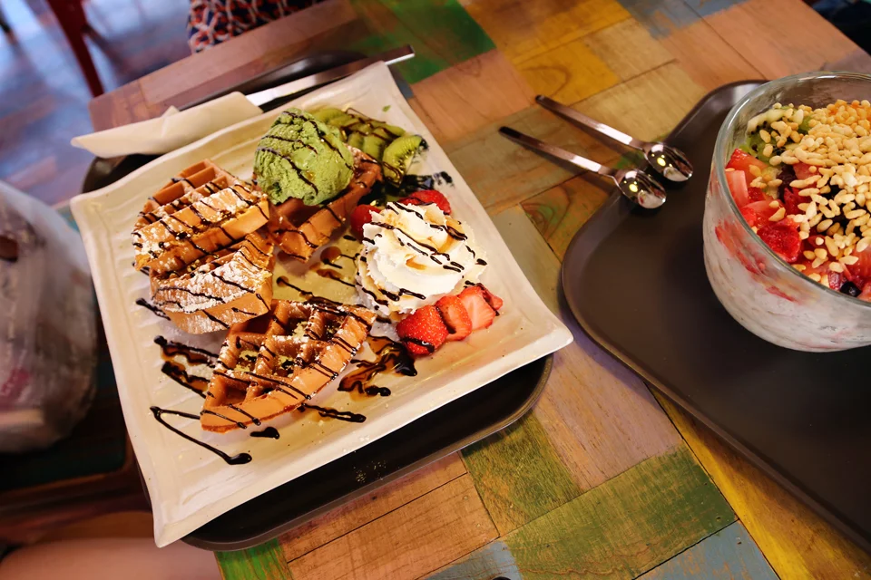 Waffle with Strawberry, Kiwi, and Green Tea Ice Cream