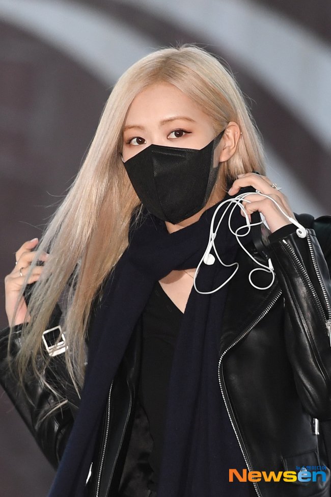 Blackpink Rosé at Incheon Airport heading to Los Angeles