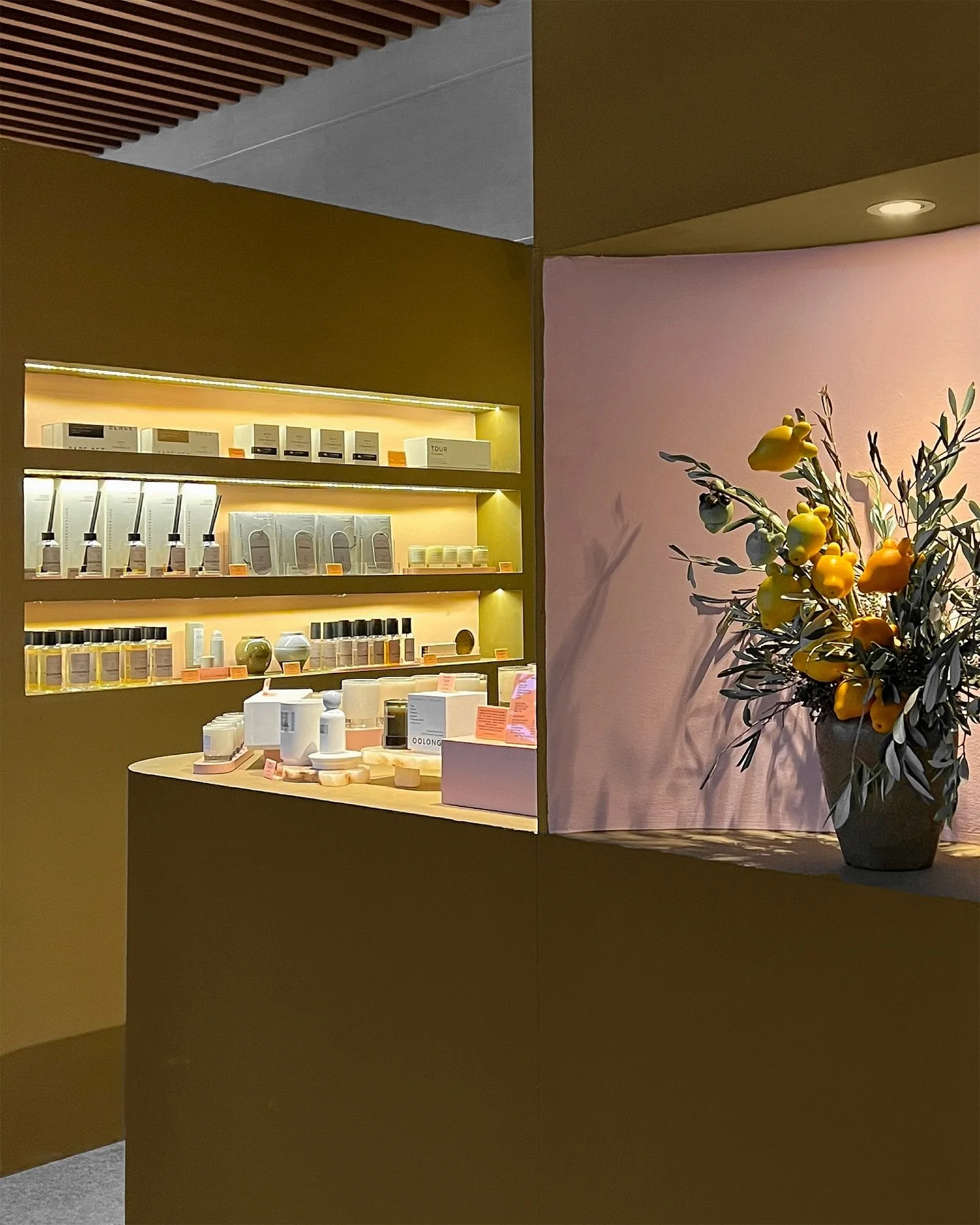 // Duft &amp; Chandelle //

One of the best chandlery in town. Couldn&rsquo;t decide between Beaumaris or Paeonia, I ended up getting both. Paeonia for the 3 oz candle and Beaumaris for the Room and Linen Spray. Special thanks to @wjuventia for the f