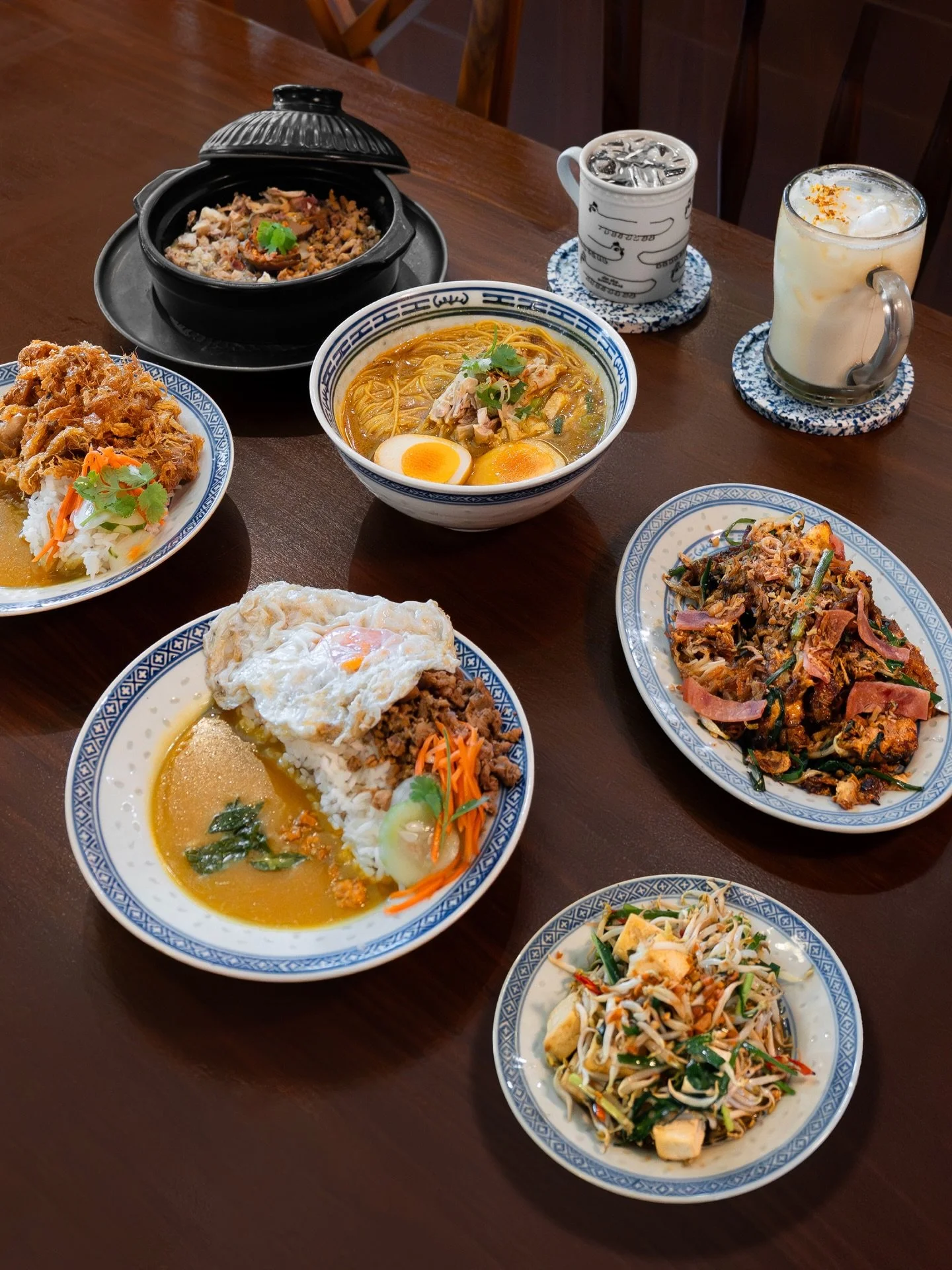 // Gin Gin Bakery Shop *NEW MENUS* //

Gin Gin Bakery Shop just launched new additions to their menu. In keeping with their friendly neighborhood kopitiam concept, the new menus still revolve around familiar dishes and tasty flavors that remind you o