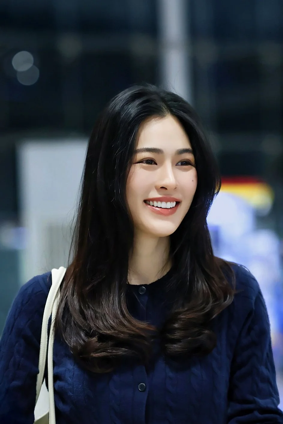 Greysuitcase - Lingling Kwong at BKK Airport Heading to Kuala Lumpur.