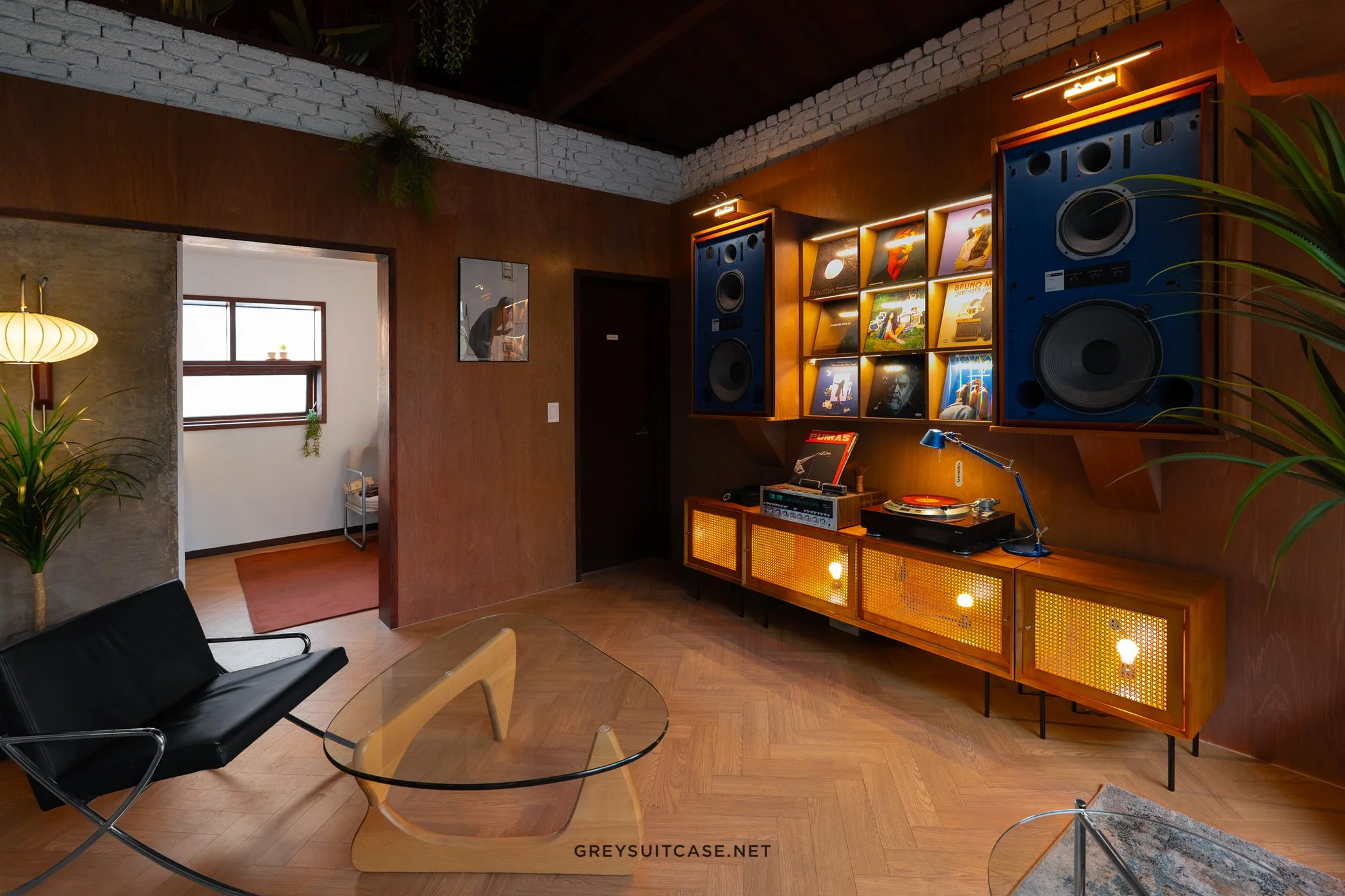 Greysuitcase Seoul Cafe Series: House of Vinyl Mangwon (하우스오브바이닐 망원점), Mangwon-dong (망원동), Seoul, South Korea.