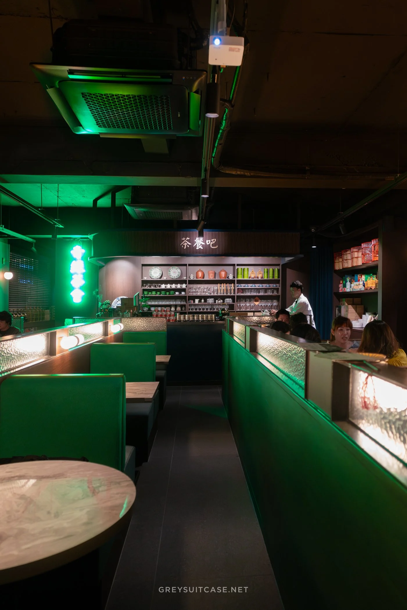 Wui Tea House & Restaurant • 웨이 티하우스 앤 레스토랑 — Greysuitcase