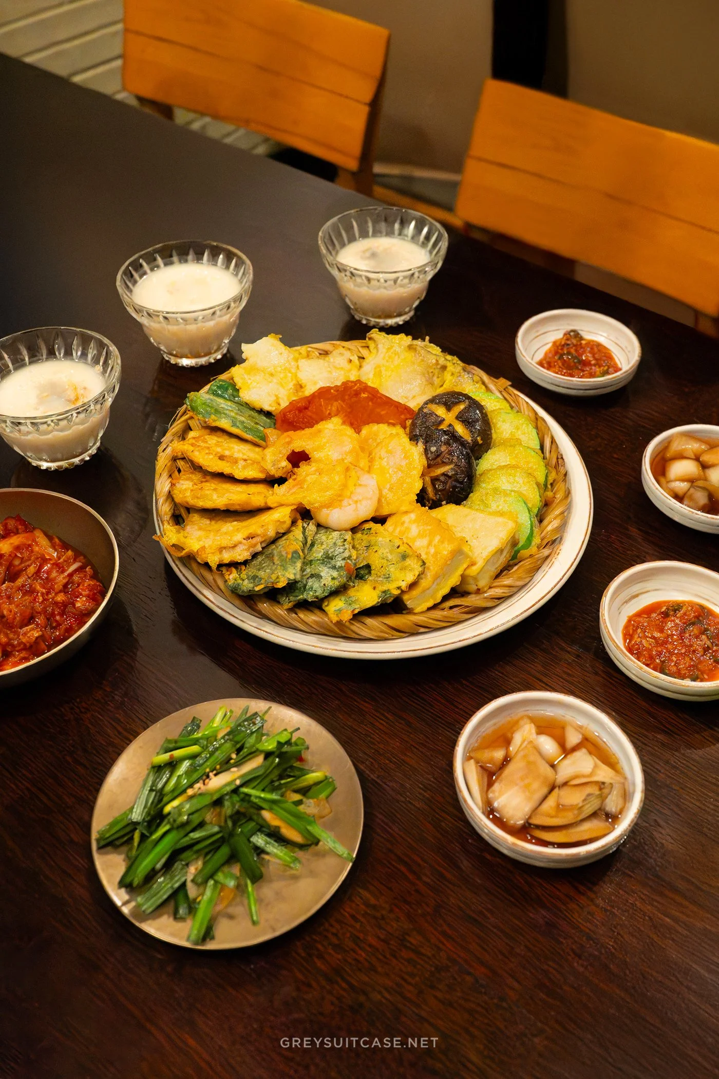 Greysuitcase Seoul Restaurant Series: Sinsajeon (신사전), Garosu-gil (가로수길), Sinsa-dong (신사동), Gangnam (강남), Seoul, South Korea.