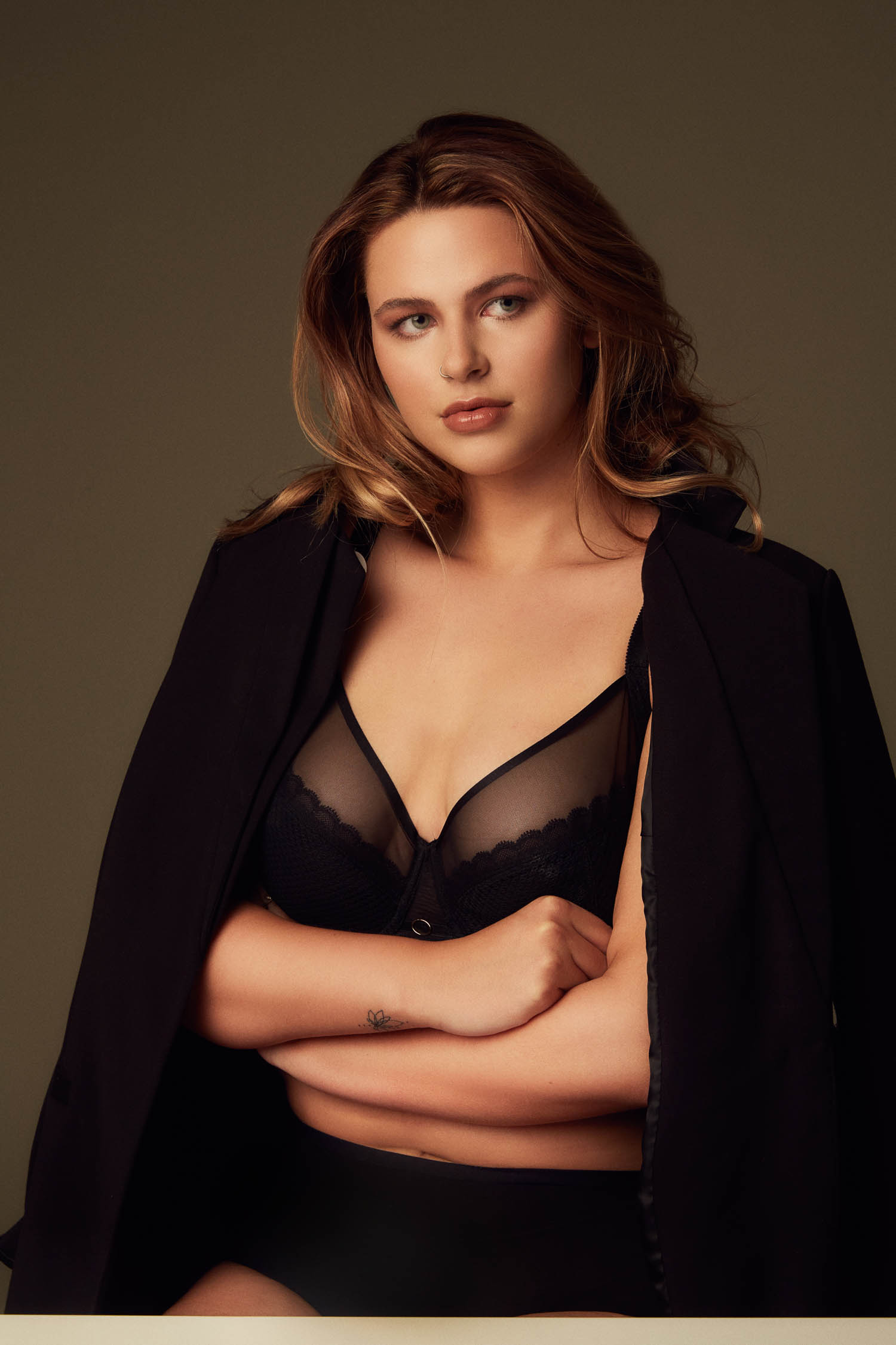 Curve model wearing a black bra set for model test
