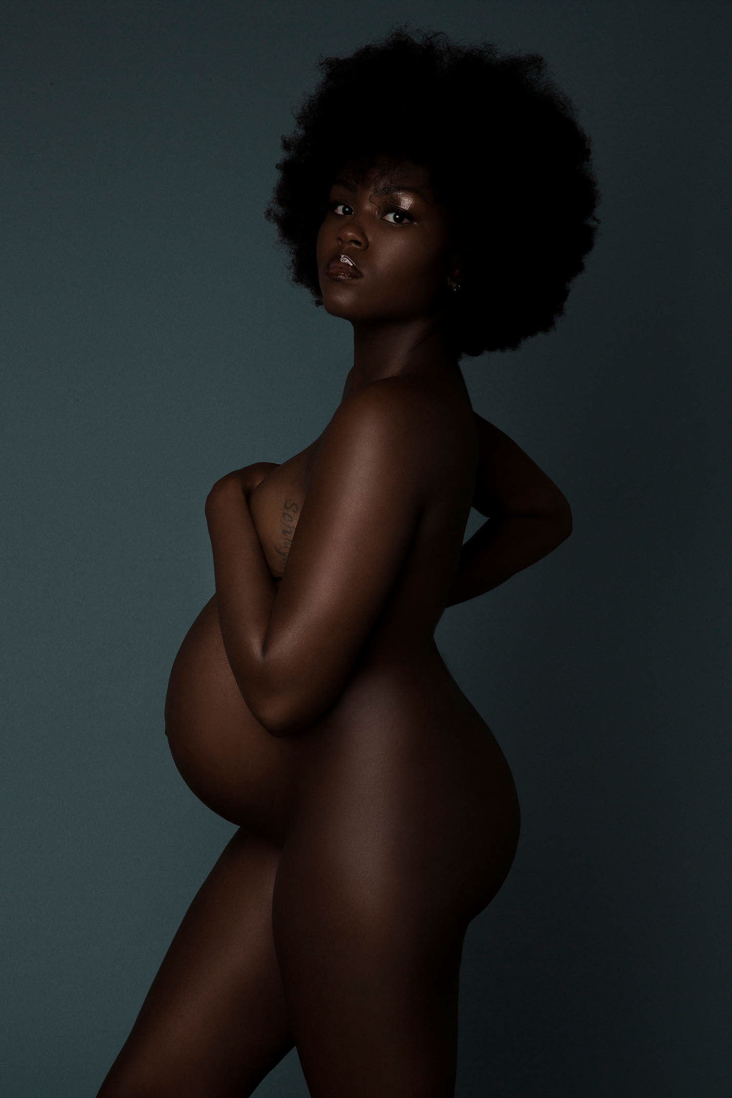 Natural black hair on maternity model