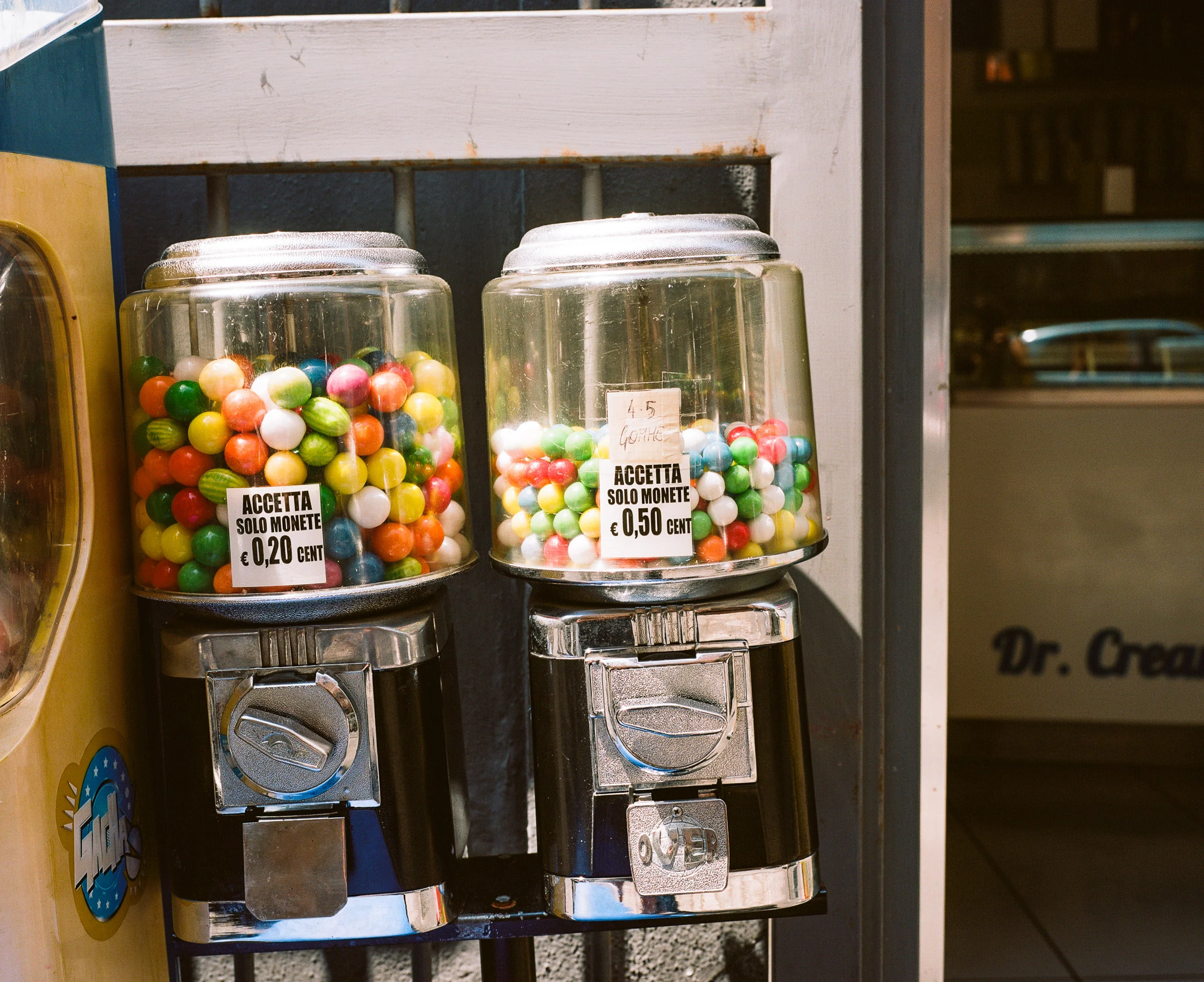 Bubblegum machines, with a sign "Aceta Moeda"