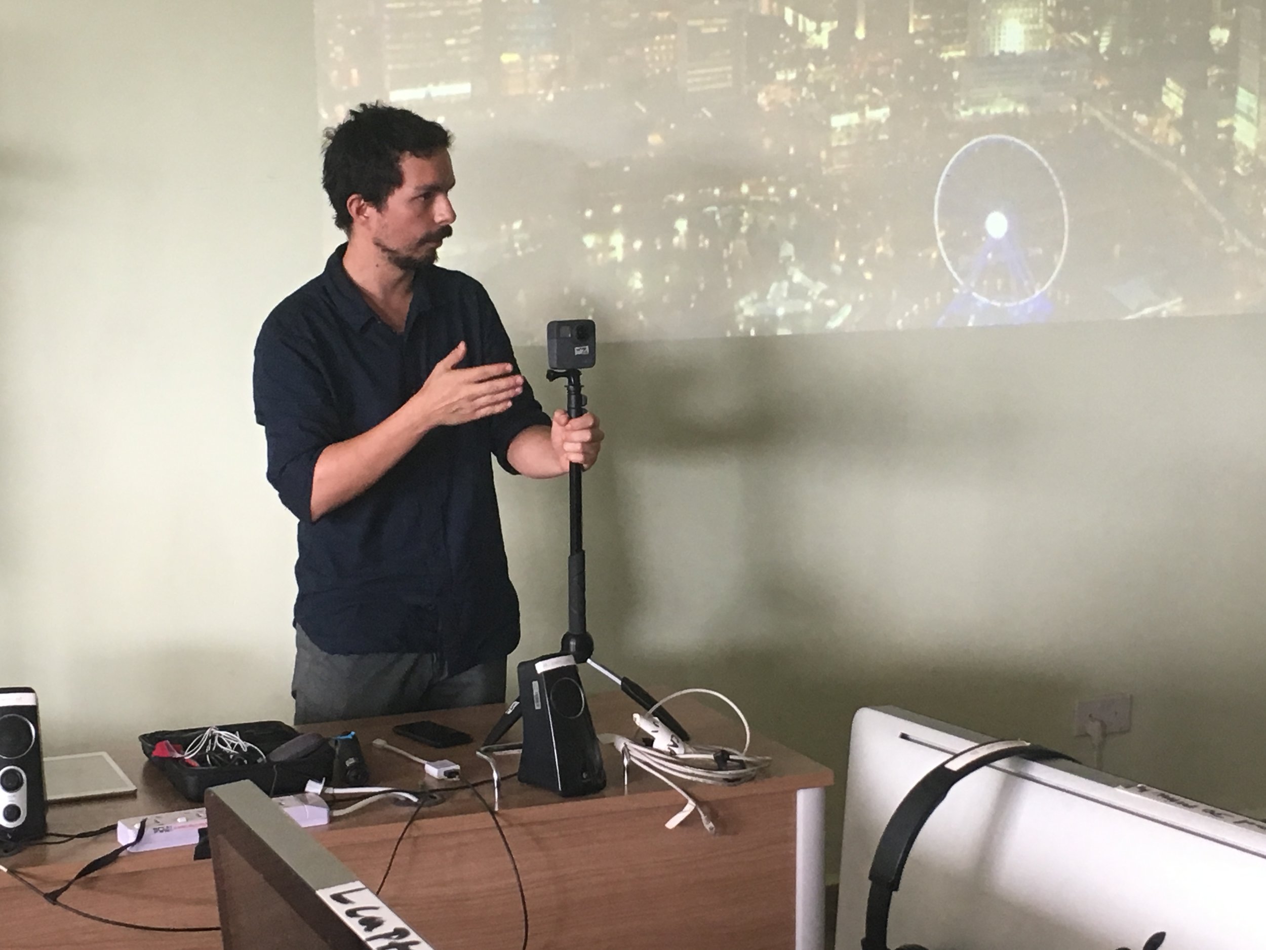 Nicolas Cuellar showing of the 360 video camera (GoPro Fusion)