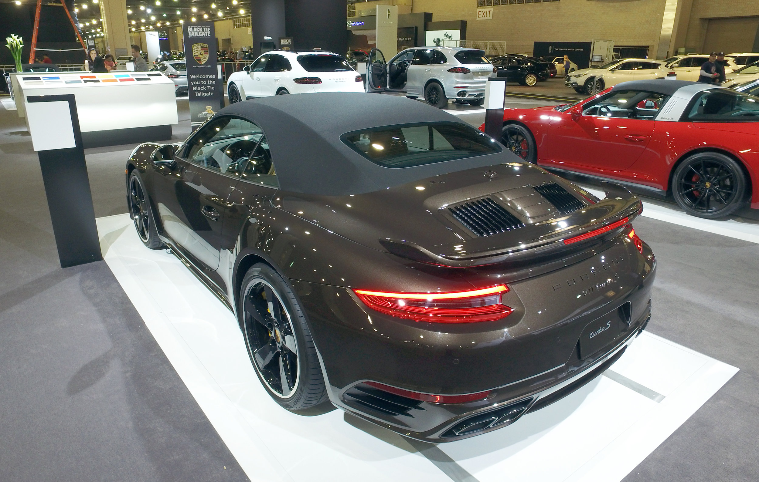 1 Porsche 911 Turbo S Cabriolet Macadamia Metallic (1).jpg