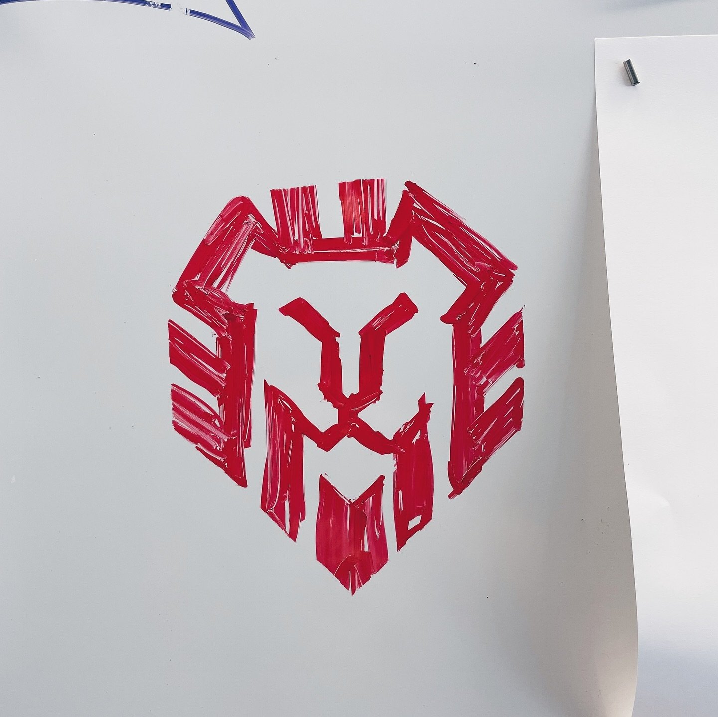had no time to grab paper and pencil, so I fired up this sketch on the whiteboard in the middle of our class logo design critique. i wanted to show the students that simplifying a logo can make it more impactful and interesting. 🦁 

#OGDC #OGDesignC