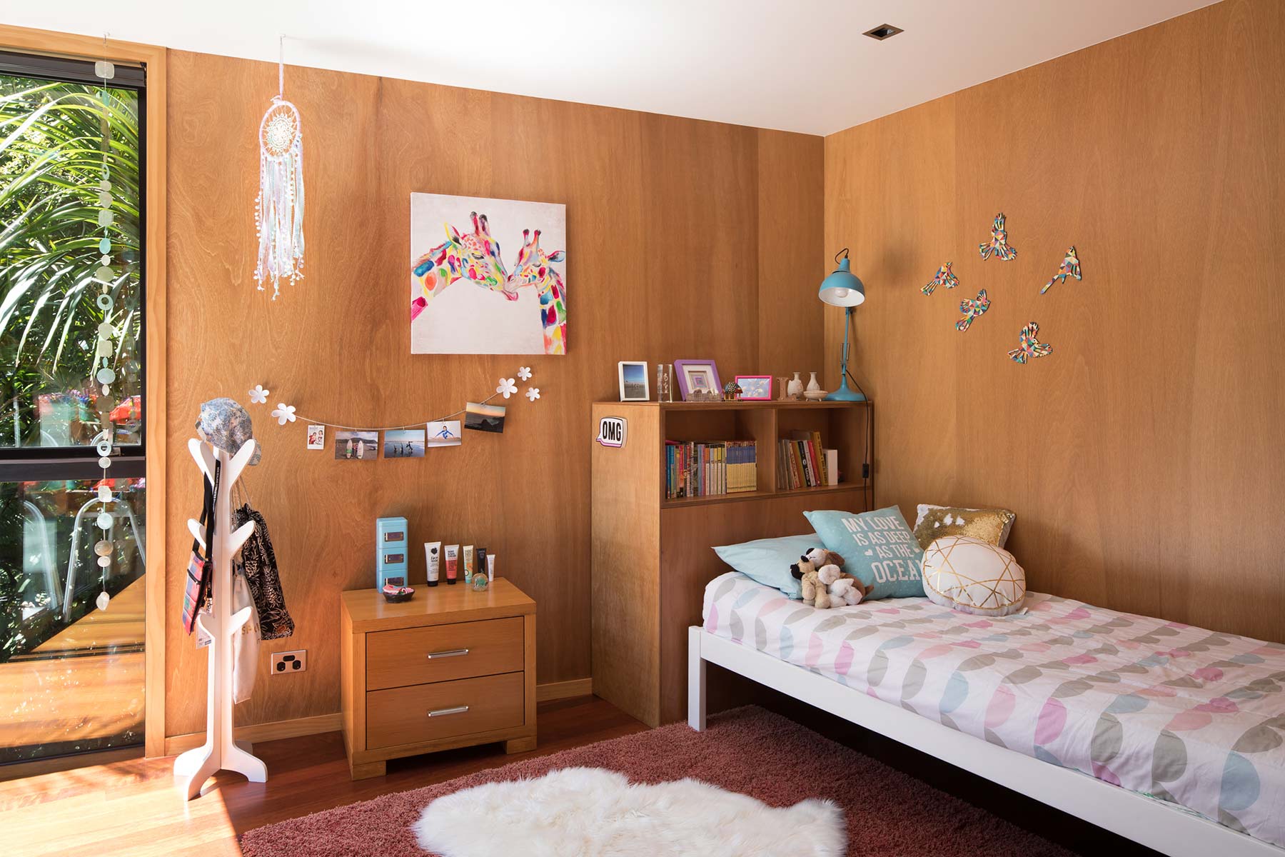 Floor-to-ceiling windows provide light and a healthy environment in bedrooms, while the plywood walls can be matched with relatively clean, simple furniture.