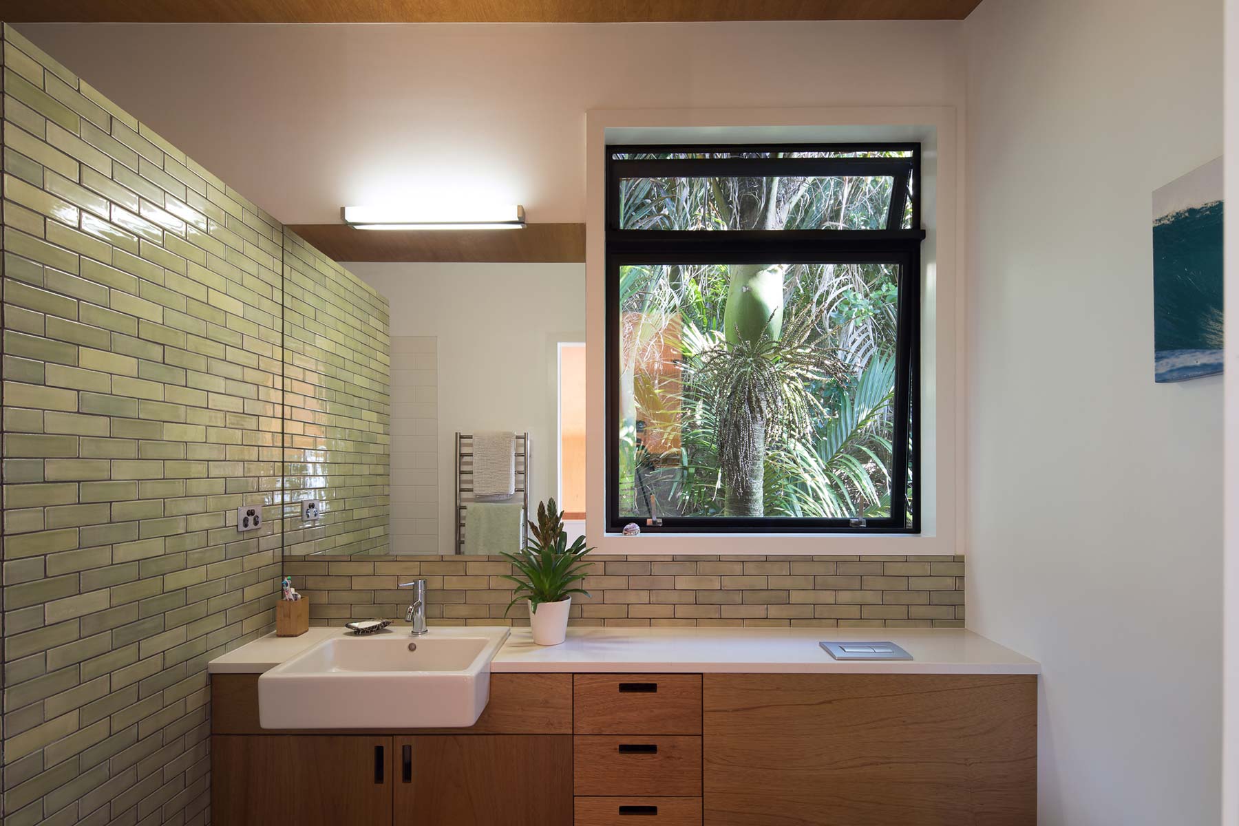 Use of green tiles connects the bathroom spaces with the outside environment, bringing the ‘outside’ to the ‘inside’.