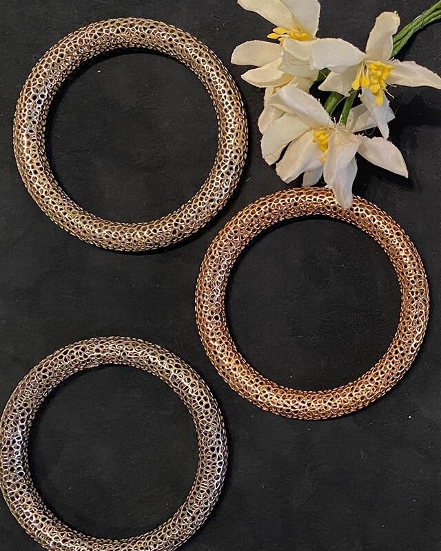 Sunday in Manhattan #vitaeascendere @atelier_d_emotion .
.
.
.
.
.
.
.
#luxury #finejewelry #sohonyc #sohovillage #madeinnyc #goldbangles #styleinspo #styleoftheday #3dprintedjewelry #valentinesgift