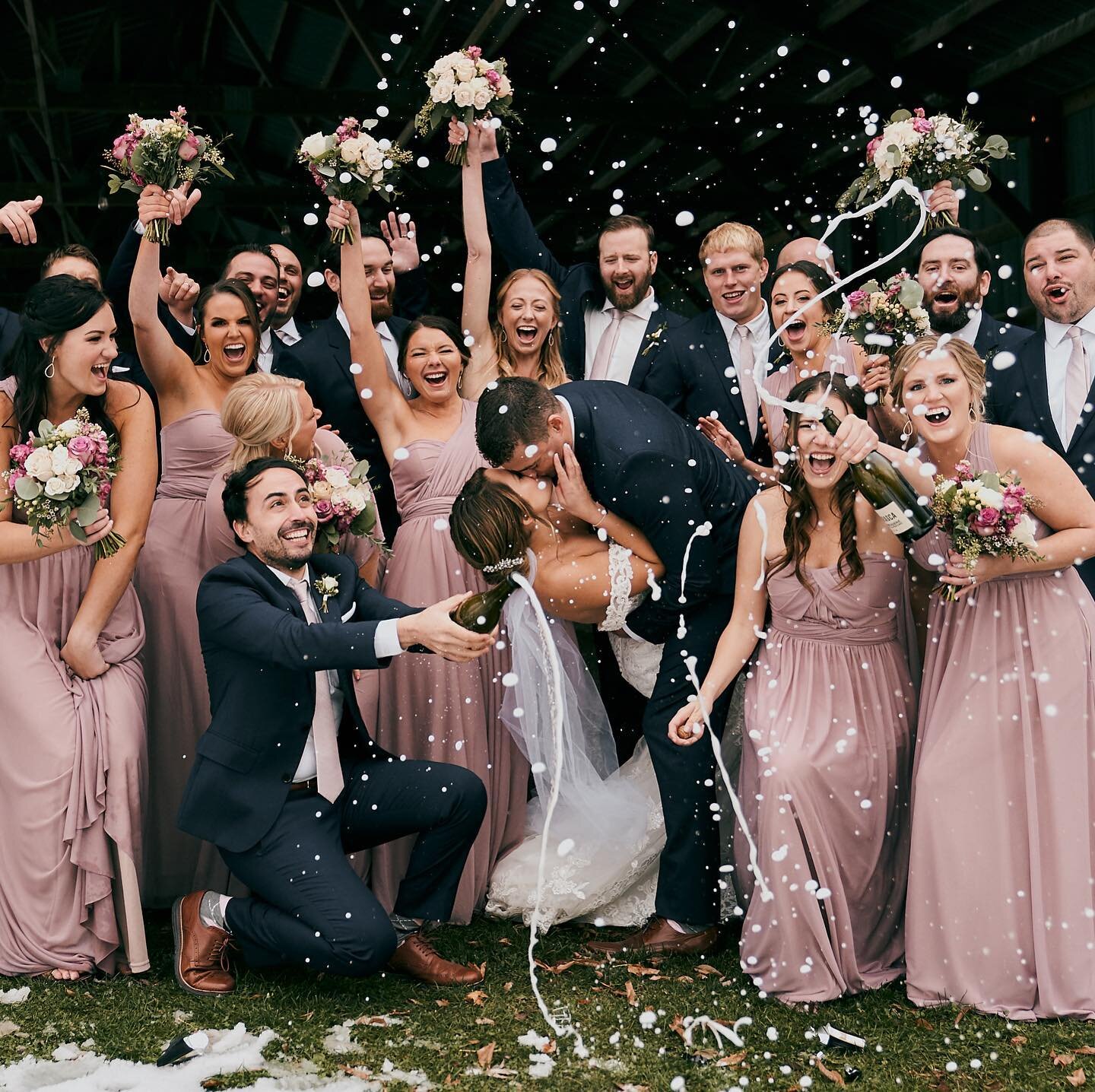 Ain&rsquo;t no party like a wedding party!! 
-
-
-
Poppin&rsquo; champagne with your best friends by your side is the way to celebrate your covid wedding! 
Can we talk about how great this wedding party is!? 🙌🏻💃🏽🔥
