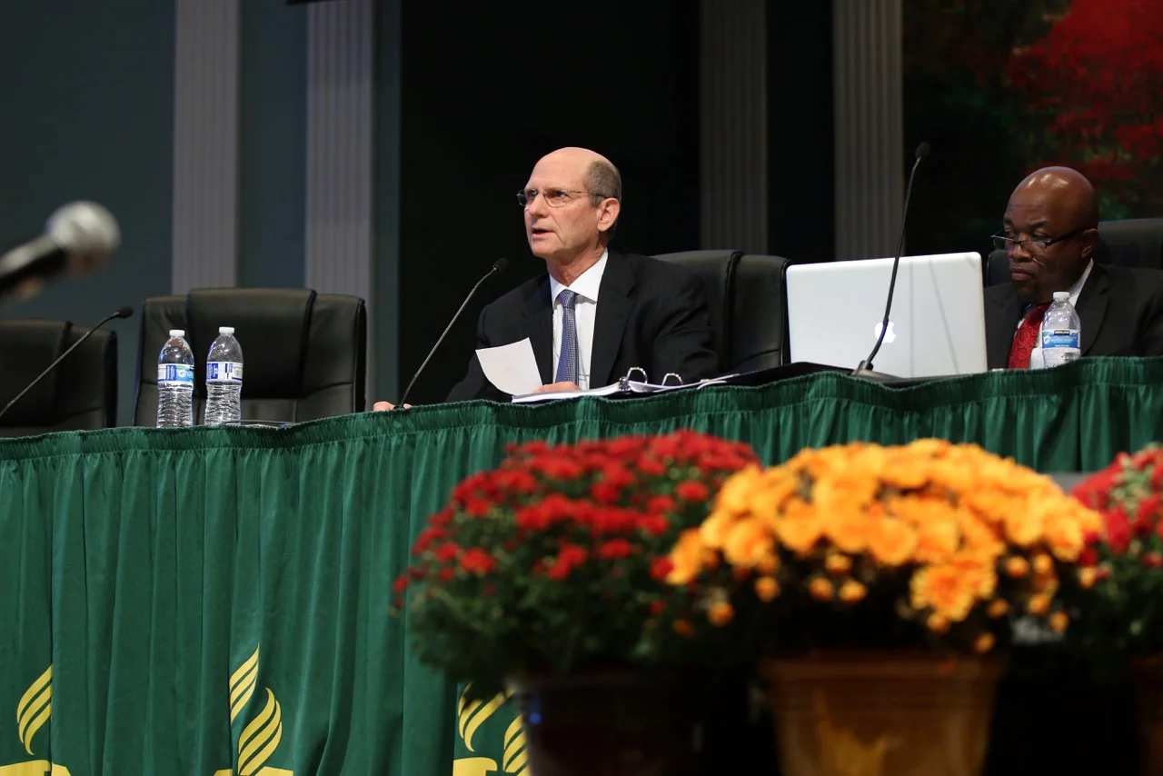 Wilson addresses the delegates.