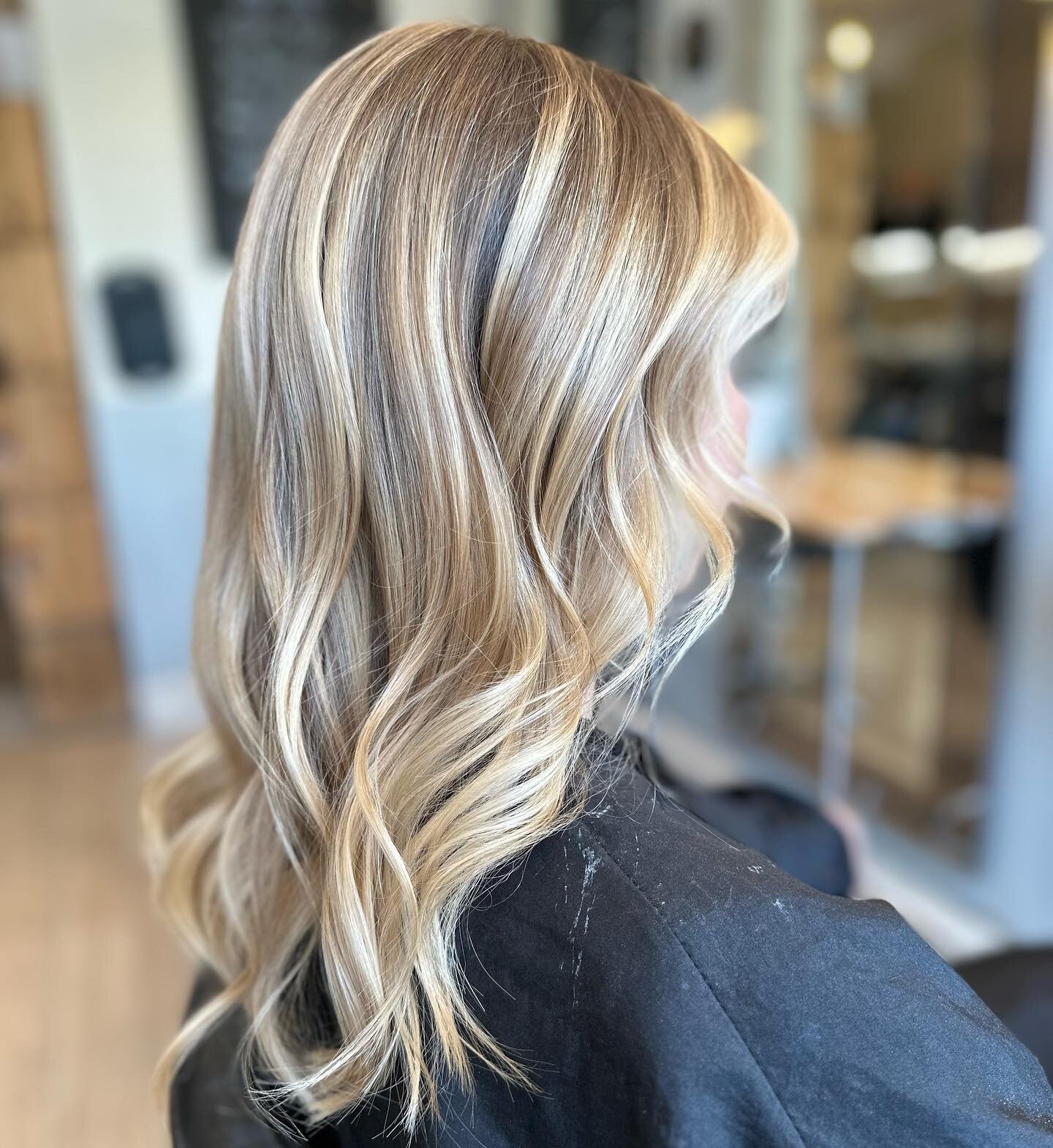 Happy bank holiday 😍 

#balayage #blondehair #blondebalayage #honeyblonde #honeybalayage #askforwella #wellahair #wellafamily #pulpriotclaylightener #hertshairdresser #hertfordshirehairdresser #harpendenhairdresser #harpendenhairsalon #newhair #fres