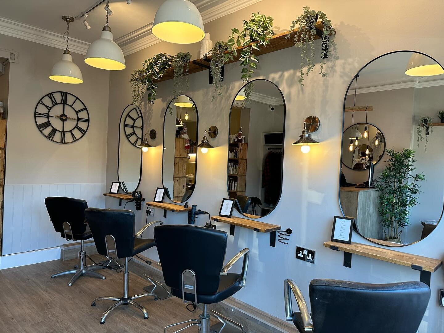 Who&rsquo;s looking forward to coming to see us in our fresh new salon? 🎄 

Call to book on 01582 767308