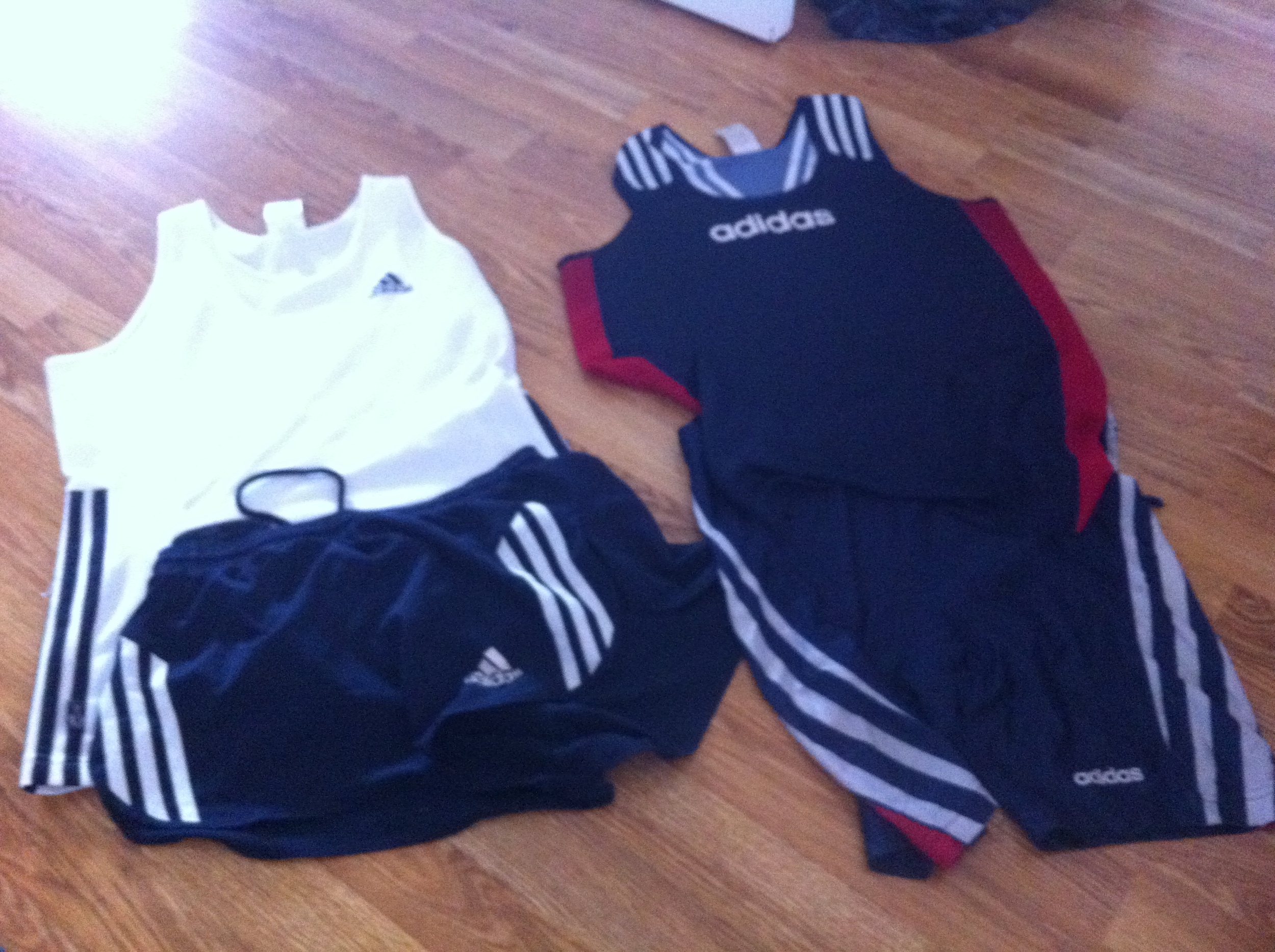 2 sett singlet + splitshorts, singlet + kort tights. Adidas