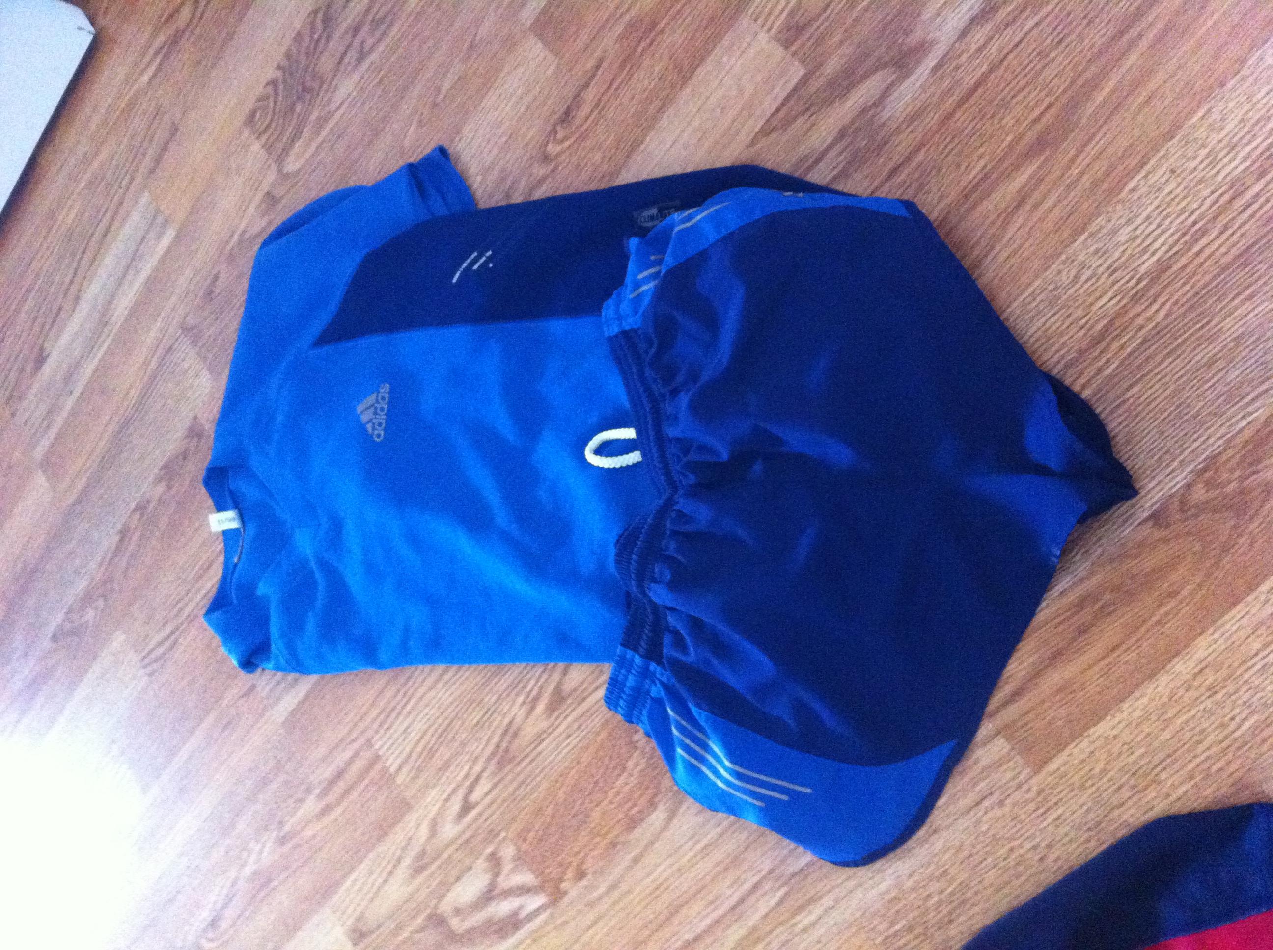 Sett med splitshorts og trøye fra Adidas
