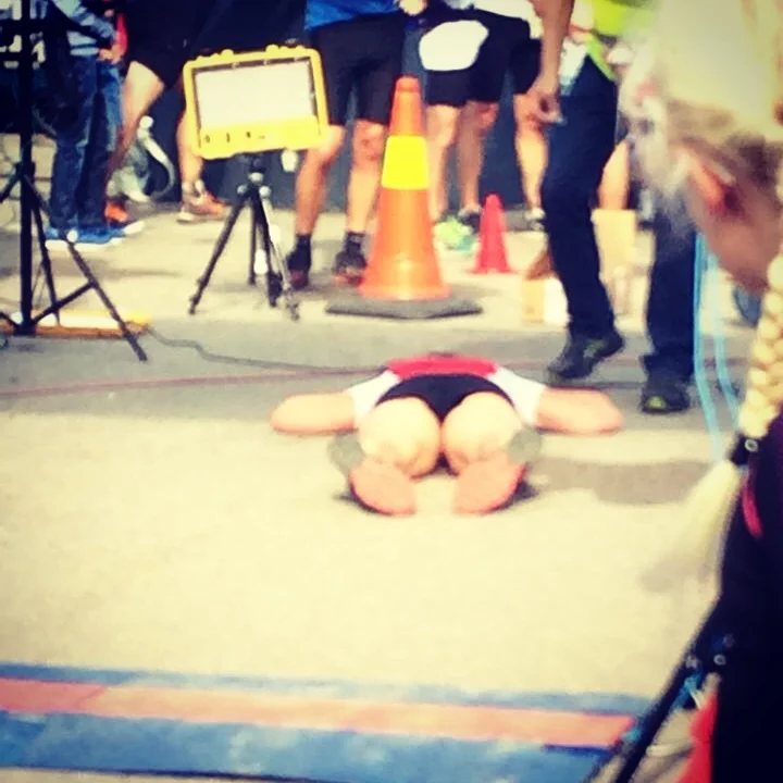 Liten tue veltet stort lass