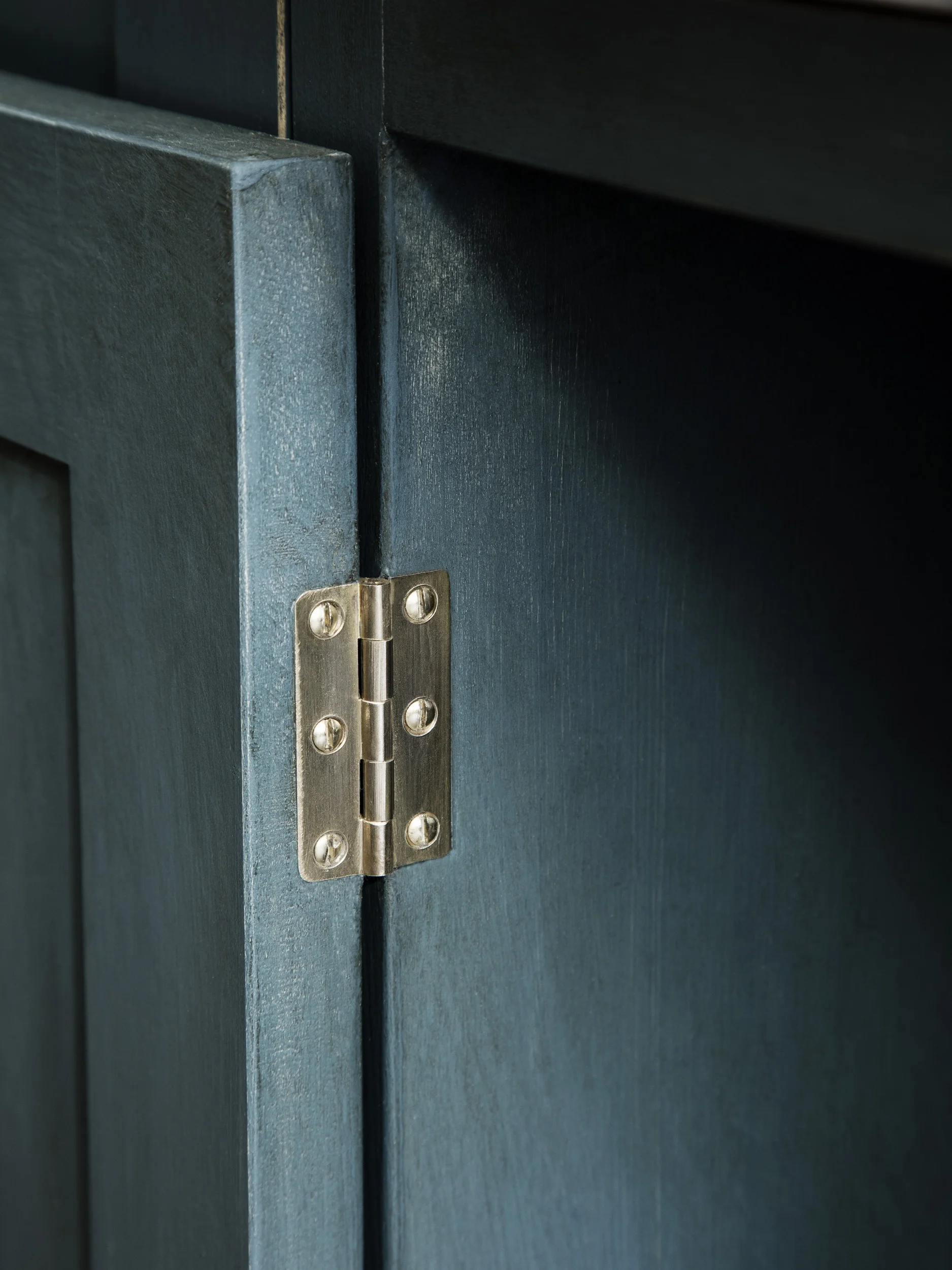 Brass cabinet hinge for joinery