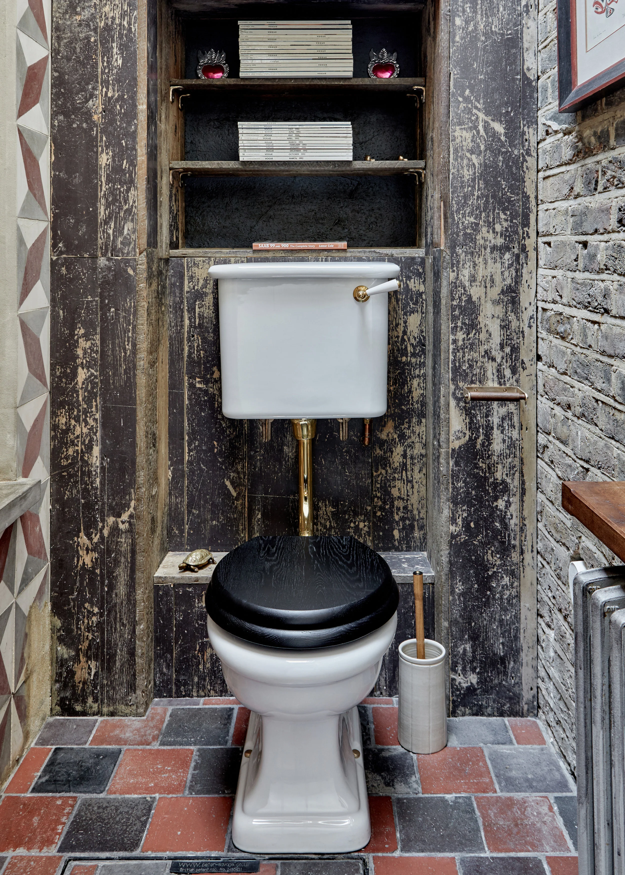 WC with toilet roll holder