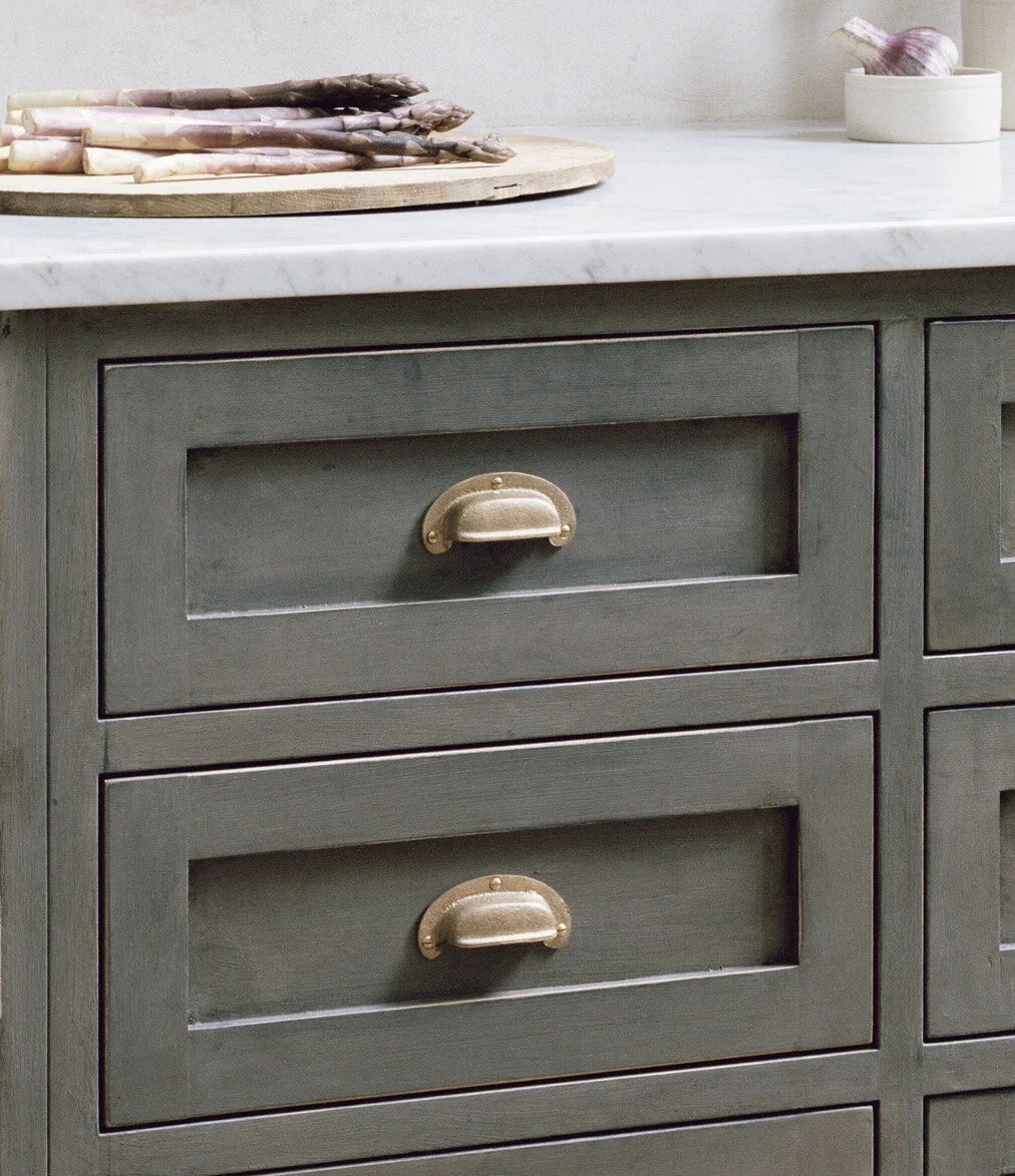 Cast bronze handle on shaker kitchen drawers