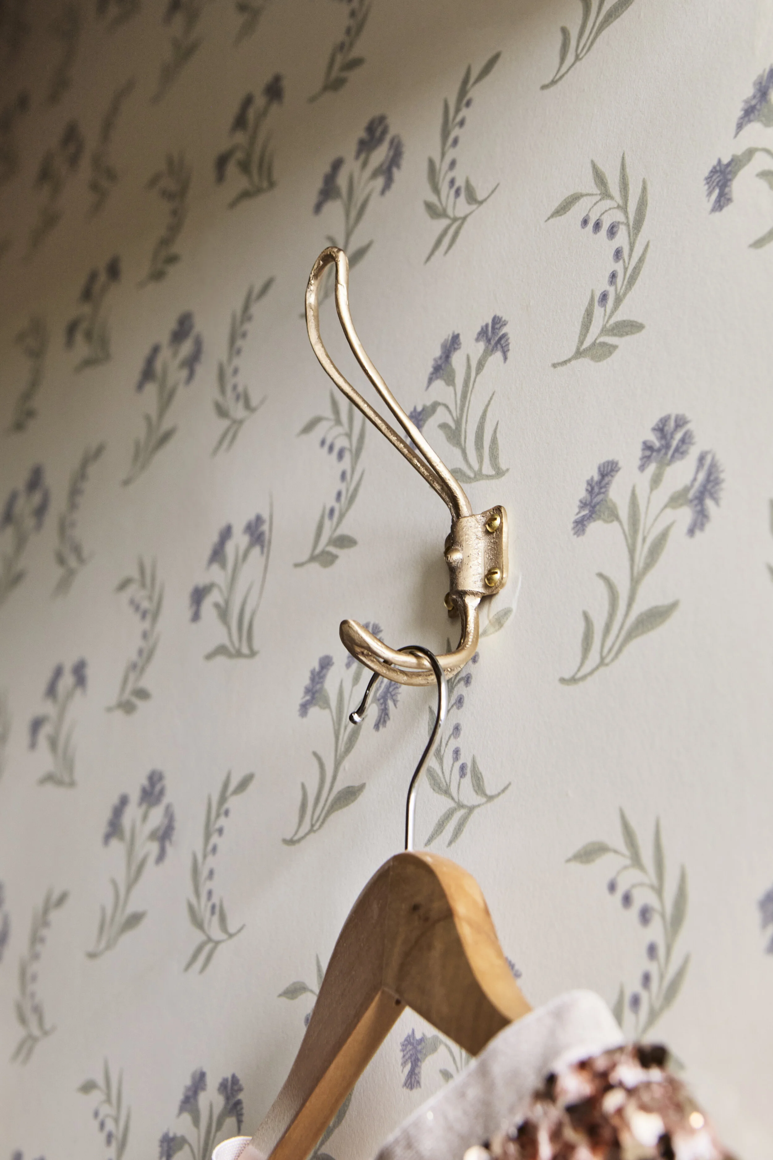 Cast bronze wire coat hook