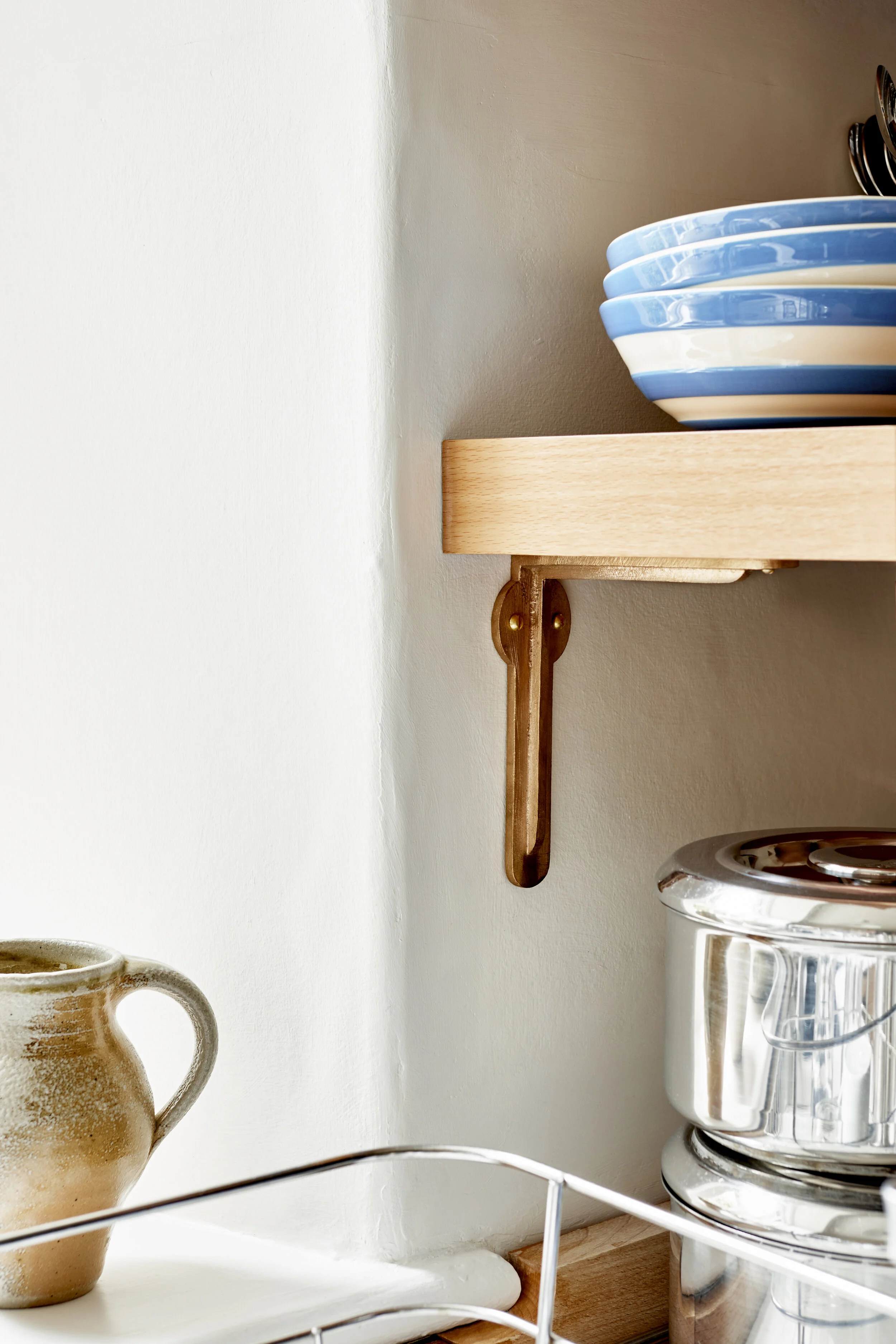 small cast bronze l bracket for kitchen shelves