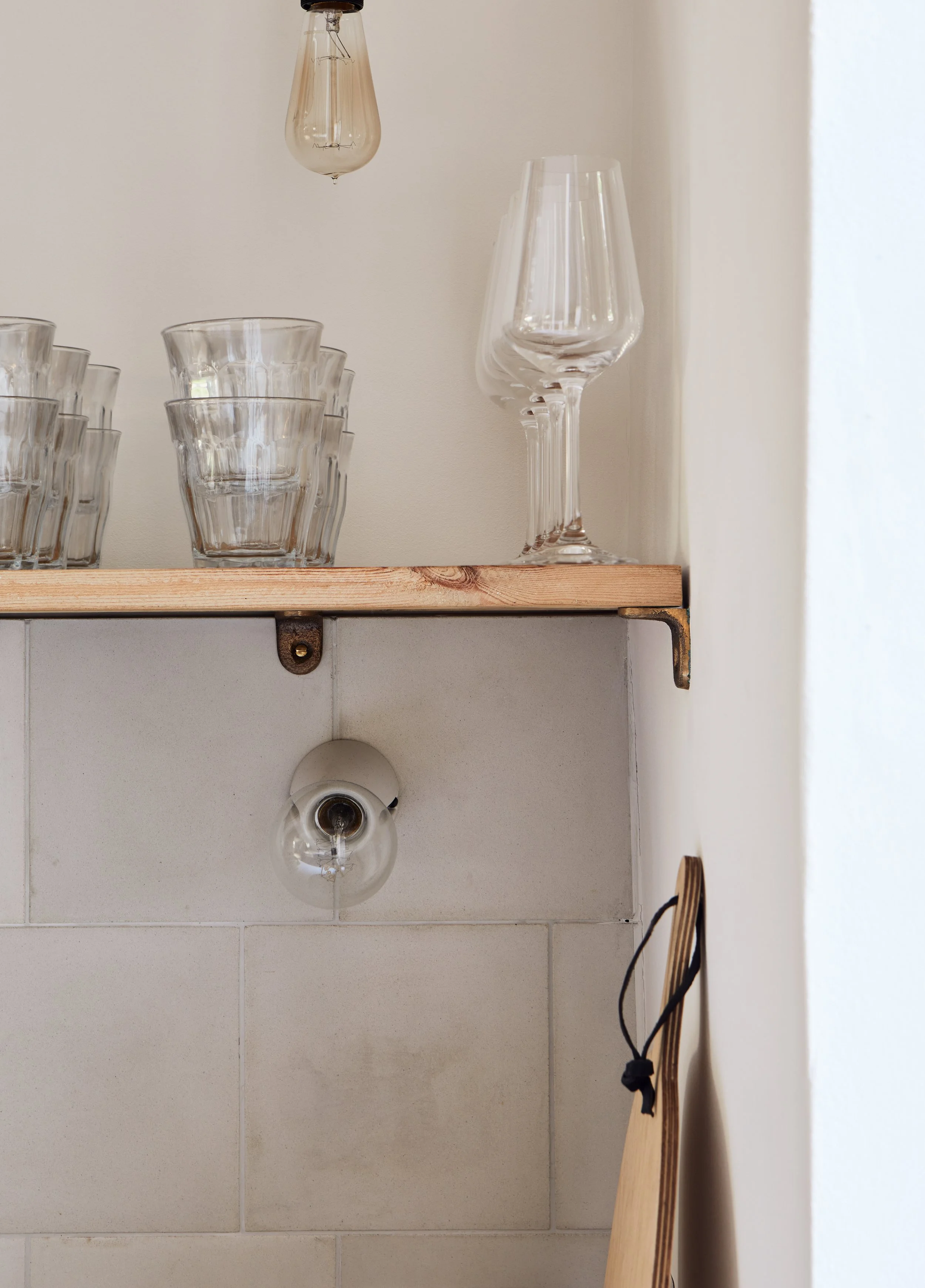 small metal brackets for kitchen shelves