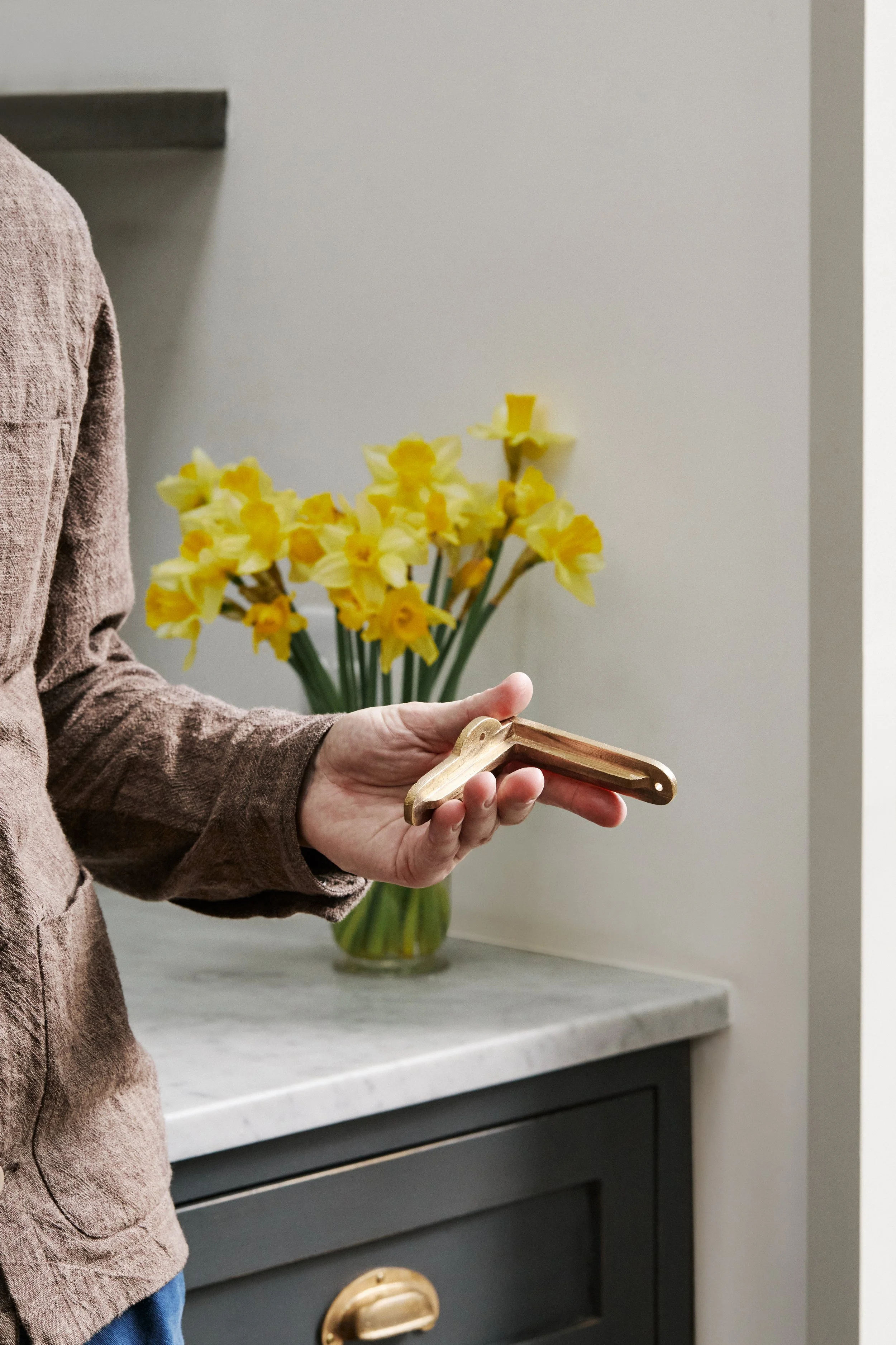 4-inch-bracket-cast-bronze-sandcast-shelf-hardware.jpg