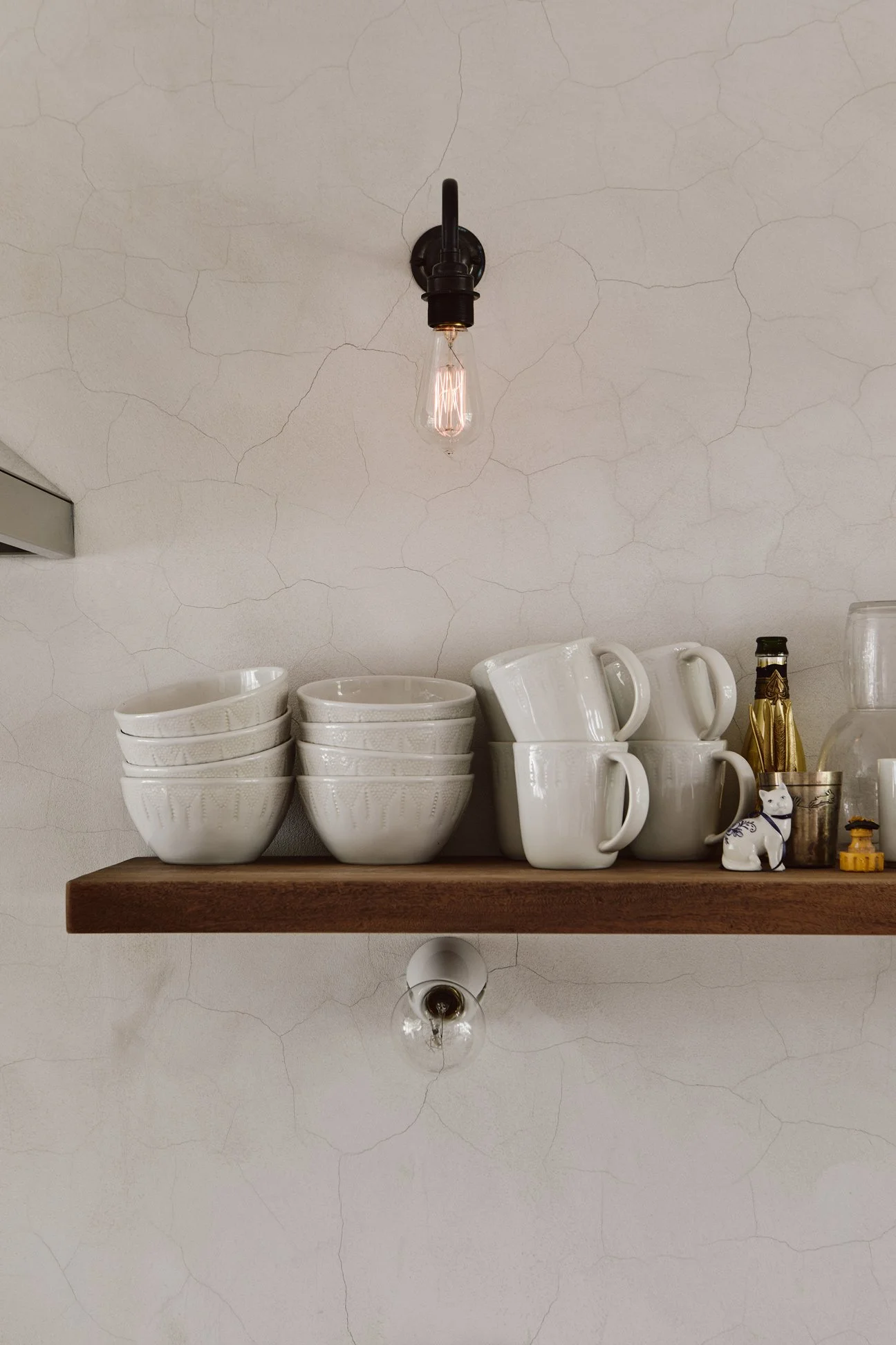 kitchen-shelf-sapele-hardwood-44mm-close-up-detail-mark-lewis.jpg