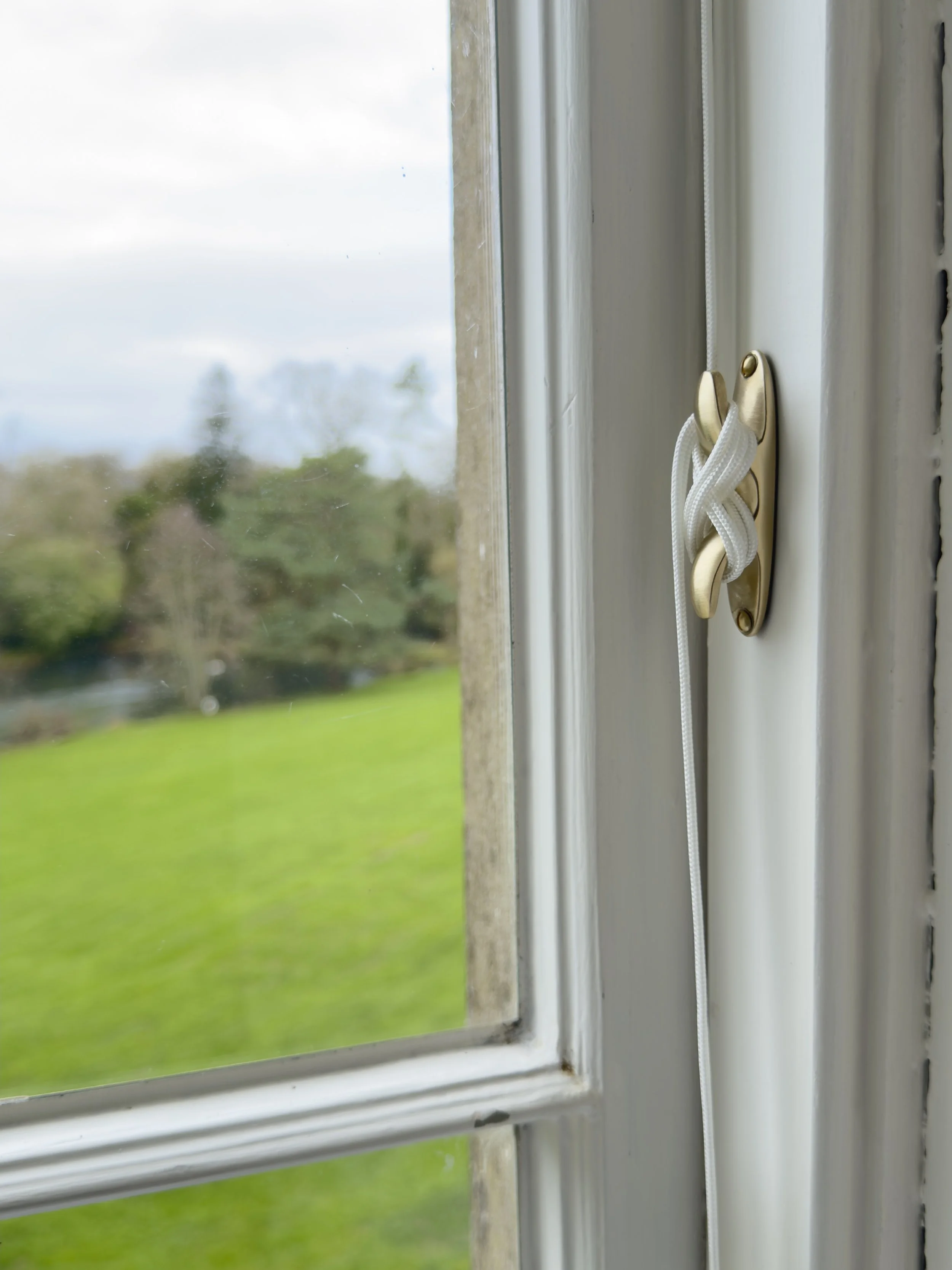 lewis-cleat-hook-unlacquered-brass-sash-window-detail-mid.jpg