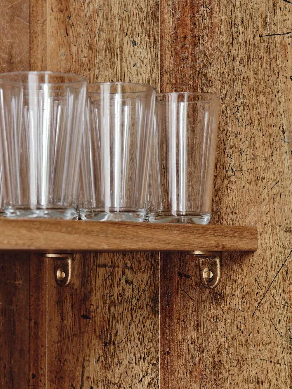 kitchen-shelf-sapele-hardwood-25mm-close-up-detail-mark-lewis.jpg