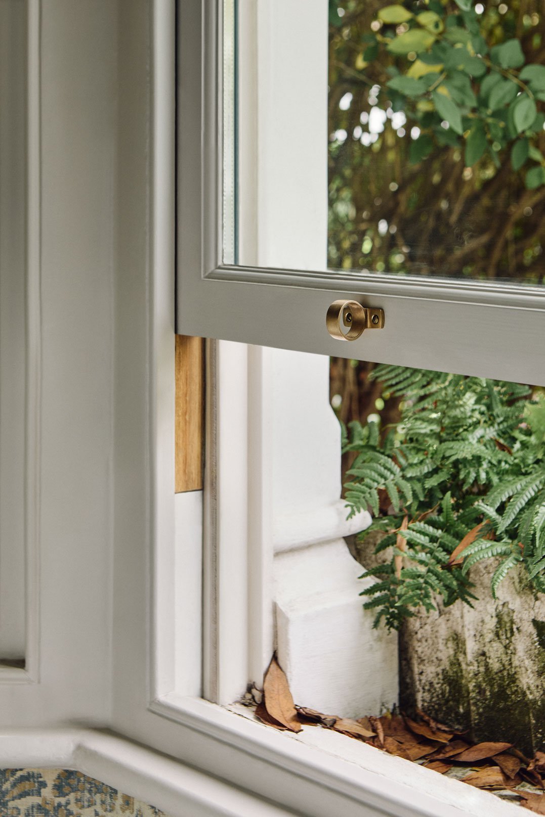 windsor-unlacquered-brass-sash-lift-open-window.jpg