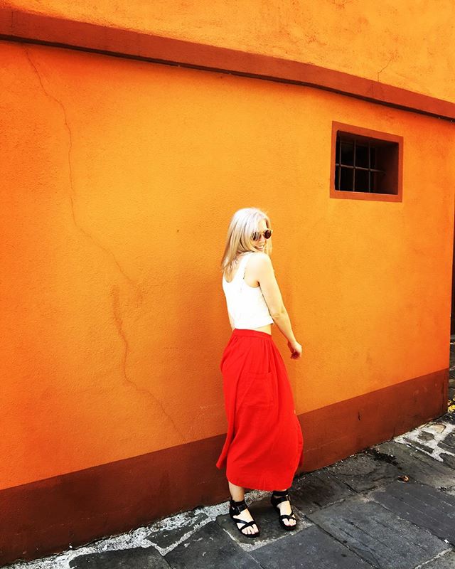 When in Tuscany 💃🏼 #italy #tuscany #fashion #ladyinred #blondehair #music #mickyblue #indiepop