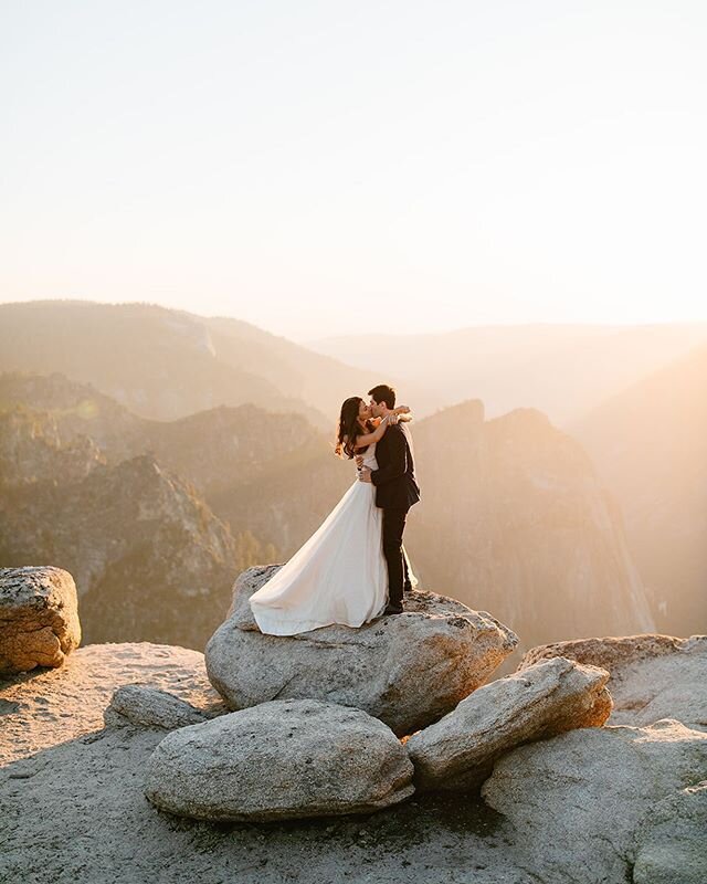 Missing those magical Yosemite sunsets. But with the way time is flying by lately it should feel like no time until we&rsquo;re there hopping around the incredible cliffs again. ☺️
.
.
.

#glacierpoint #yosemitewedding #yosemiteelopement #yosemitewed