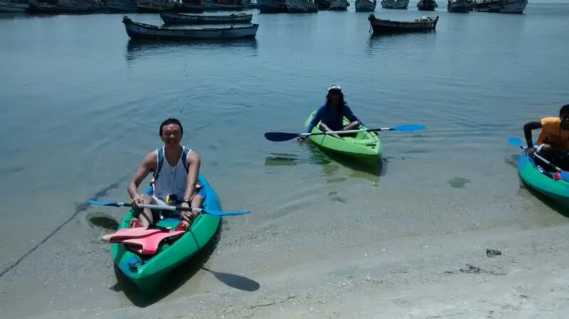 Exploring the reef on Kayaks