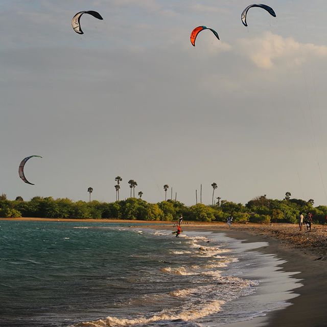 When the sun is setting but you wanna go out for one last ride... #cntgiveitashot #kiteboarding #kitesurfing #kitesurfingindia #lifeinthedeepsouth #ziankiteboarding #ziankites #ziankitesindia