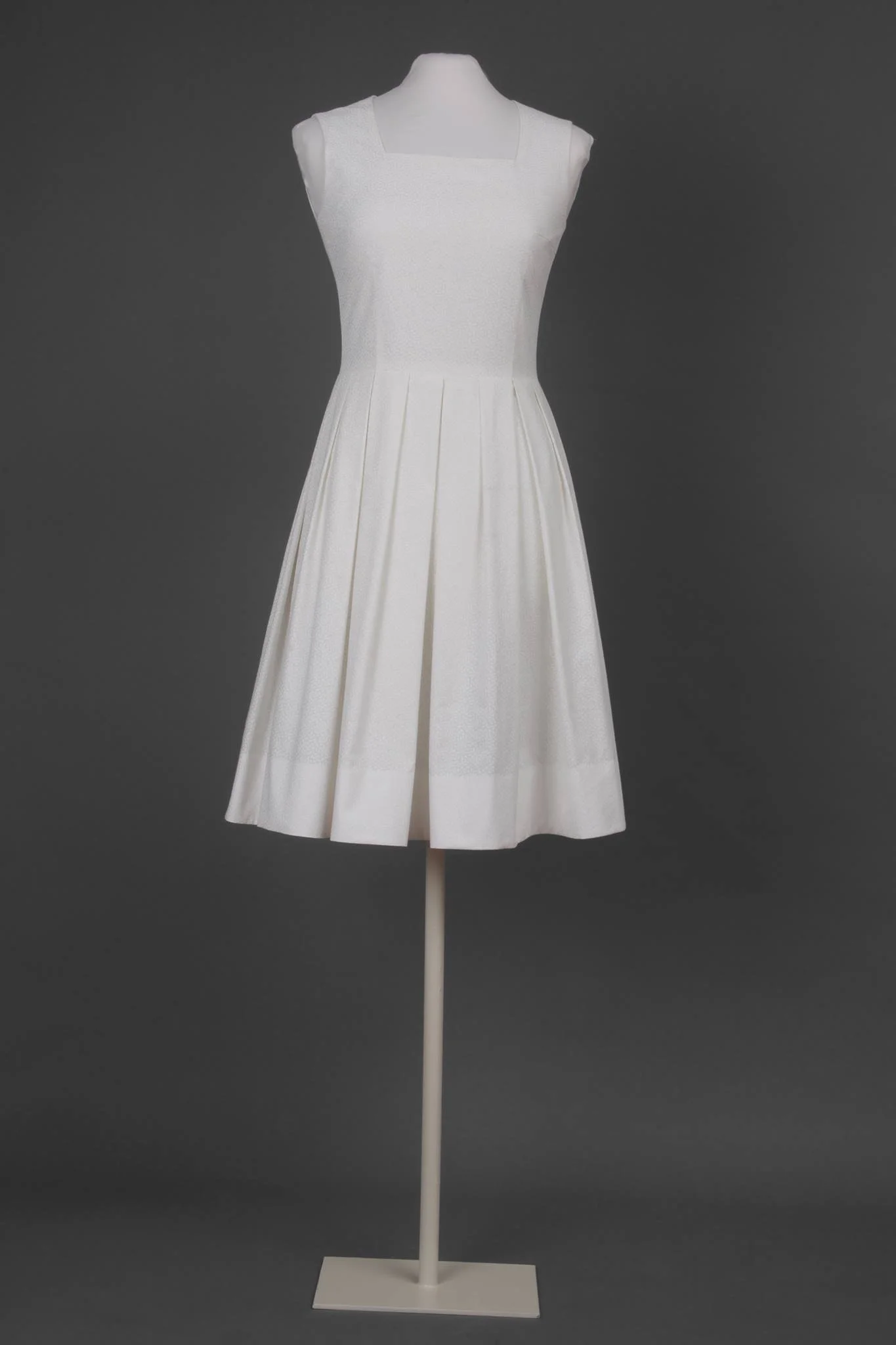 Bela obleka, ki definira novo ženstvenost