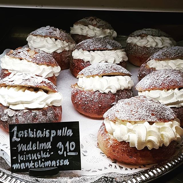 Kausi avattu! Nyt tiskistä laskiaispullaa perinteisellä vadelmahillolla ja suloisen makealla kinuski-mantelimassalla!